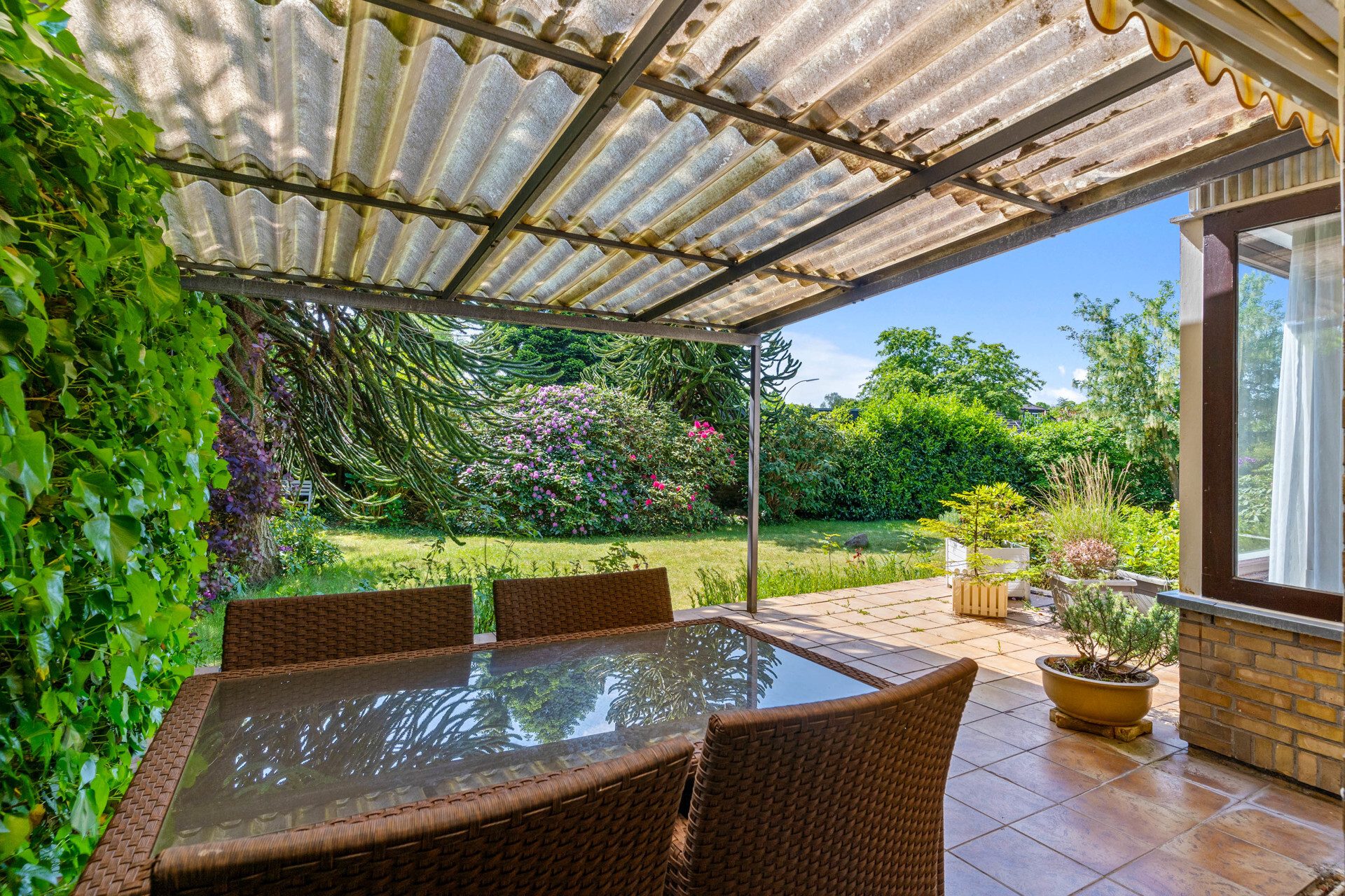 Immobilienangebot - Flensburg - Alle - Charme der 50er-Jahre mit Potenzial: Großzügiges Haus in Toplage mit Garten und zwei Garagen