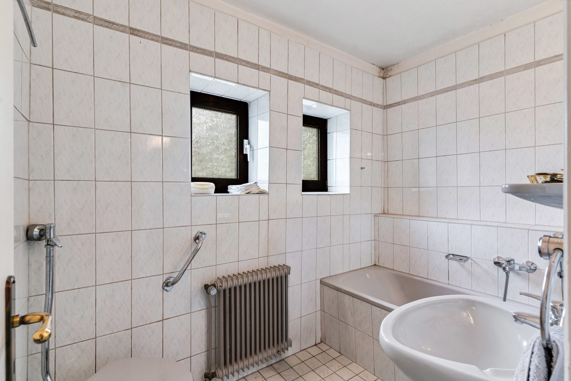 Immobilienangebot - Flensburg - Alle - Charme der 50er-Jahre mit Potenzial: Großzügiges Haus in Toplage mit Garten und zwei Garagen