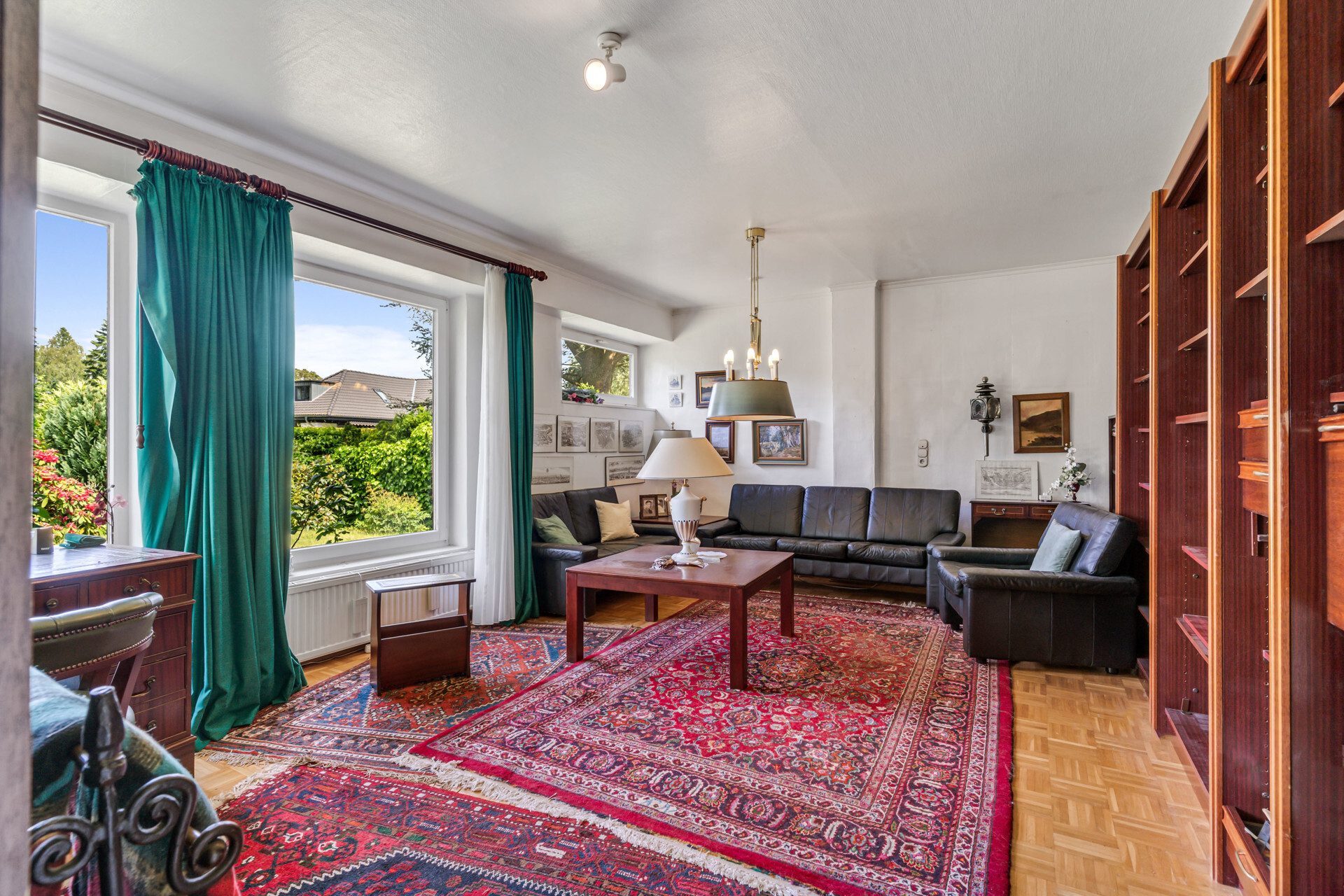 Immobilienangebot - Flensburg - Alle - Charme der 50er-Jahre mit Potenzial: Großzügiges Haus in Toplage mit Garten und zwei Garagen