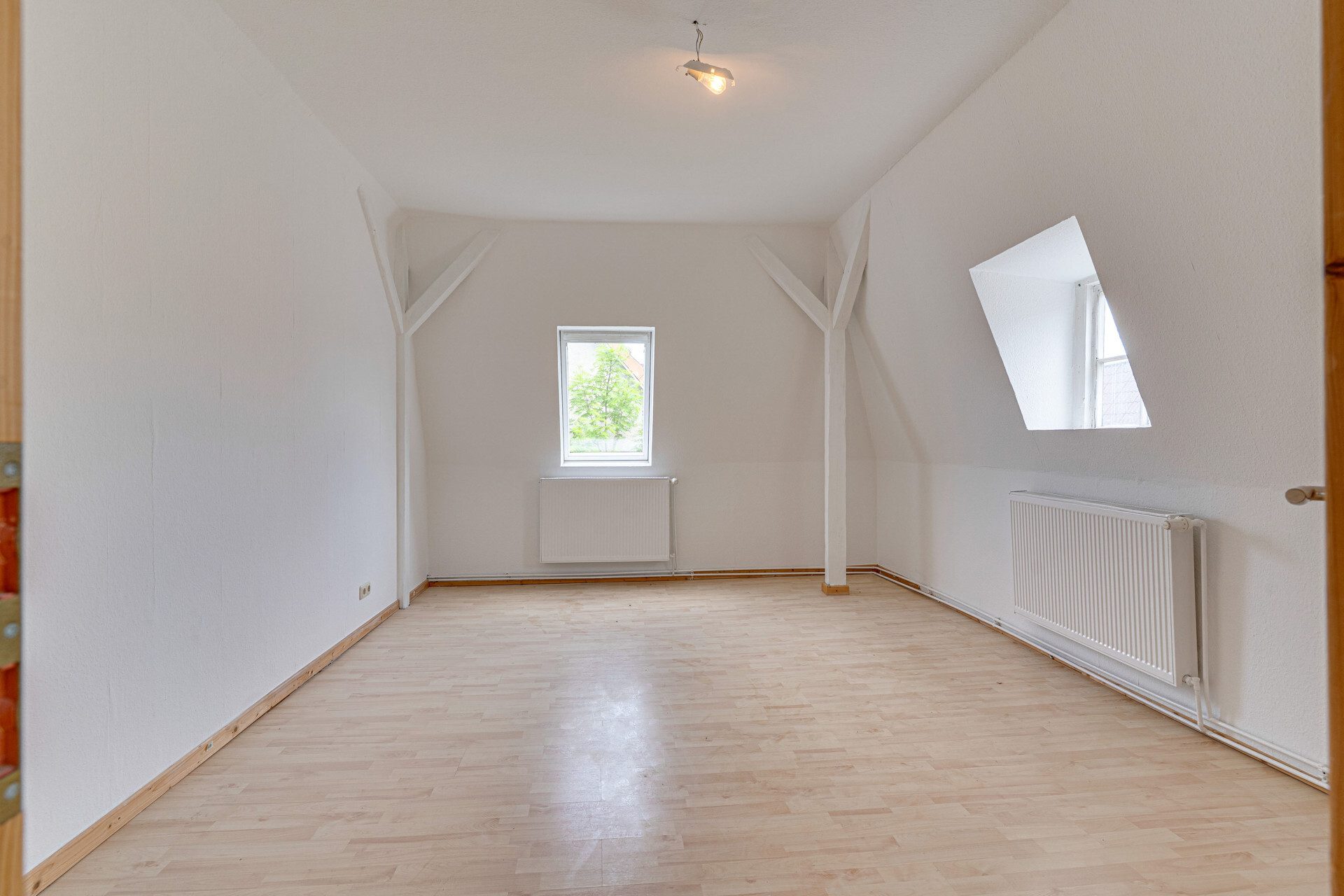 Immobilienangebot - Schleswig - Alle - Solides MFH mit fünf WE in zentraler Lage von Schleswig – Kapitalanlage mit Entwicklungspotenzial!