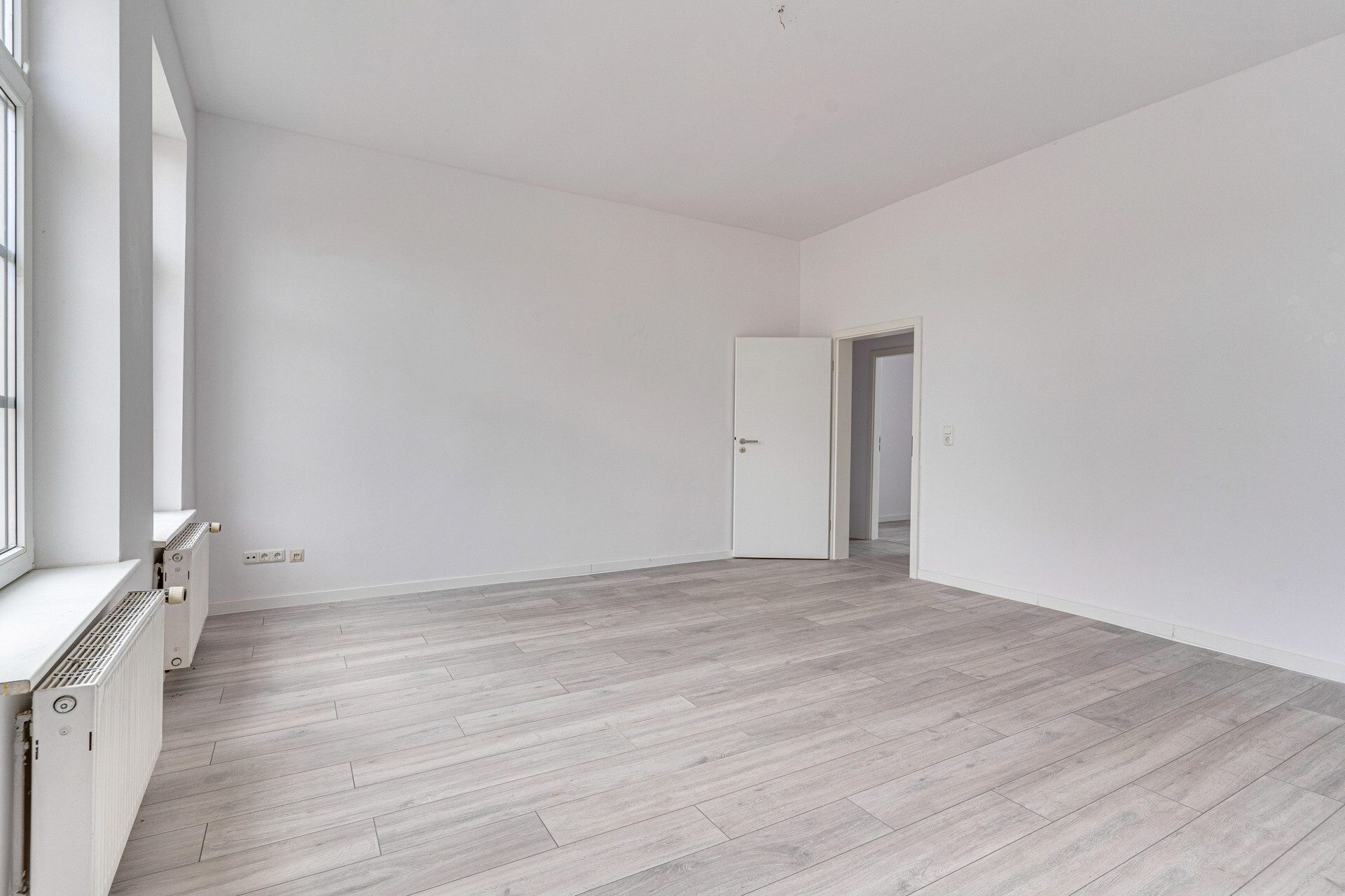 Immobilienangebot - Schleswig - Alle - Solides MFH mit fünf WE in zentraler Lage von Schleswig – Kapitalanlage mit Entwicklungspotenzial!
