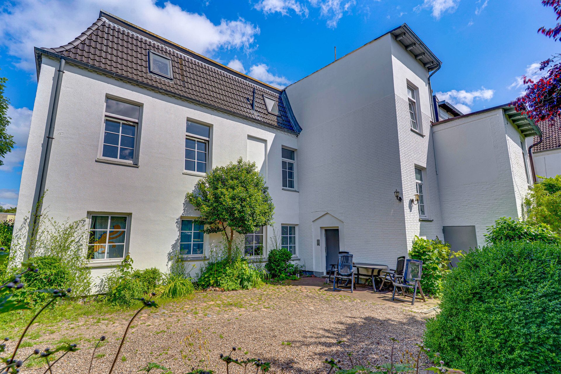 Immobilienangebot - Schleswig - Alle - Solides MFH mit fünf WE in zentraler Lage von Schleswig – Kapitalanlage mit Entwicklungspotenzial!