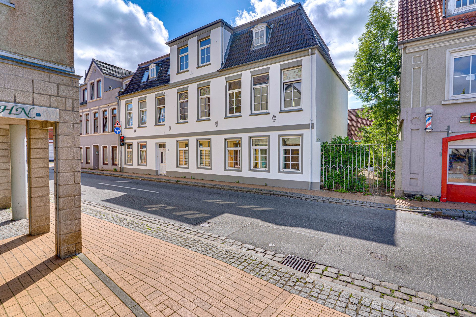 Immobilienangebot - Schleswig - Alle - Solides MFH mit fünf WE in zentraler Lage von Schleswig – Kapitalanlage mit Entwicklungspotenzial!