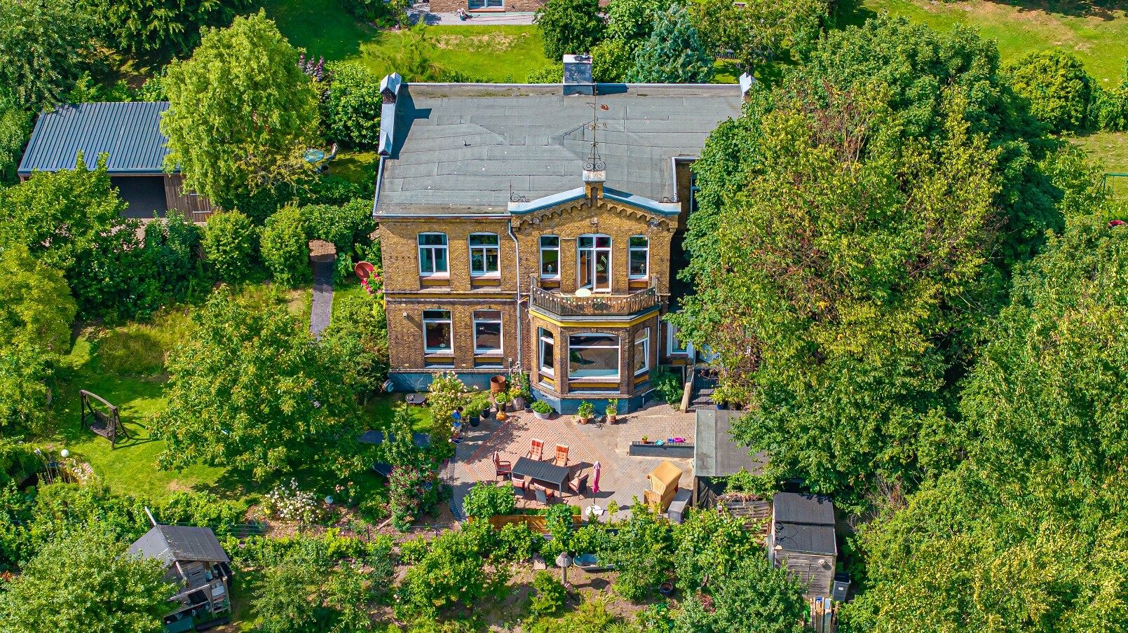 Immobilienangebot - Flensburg - Alle - Historische Altbauvilla mit 10 Zi. im Herzen Flensburgs! 1.020 m² Großes Grdstk. in Sackgassenlage!