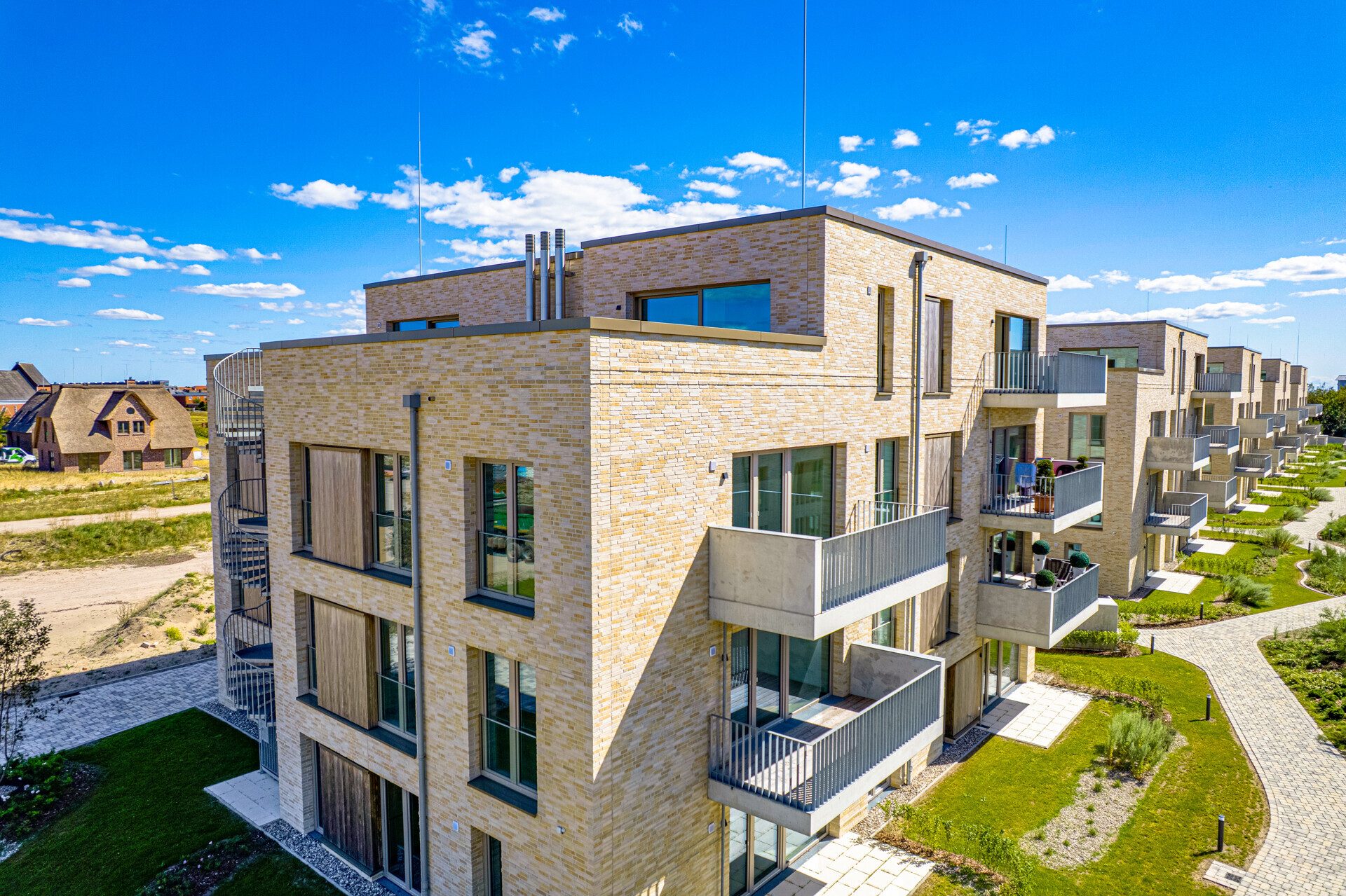 Immobilienangebot - List auf Sylt - Alle - 3-Zi- Whg. im 2 OG mit Dünenblick! 105 m²,  Aufzug, Gäste-WC, Balkon, EBK, wertige Ausst., TG Stpl.