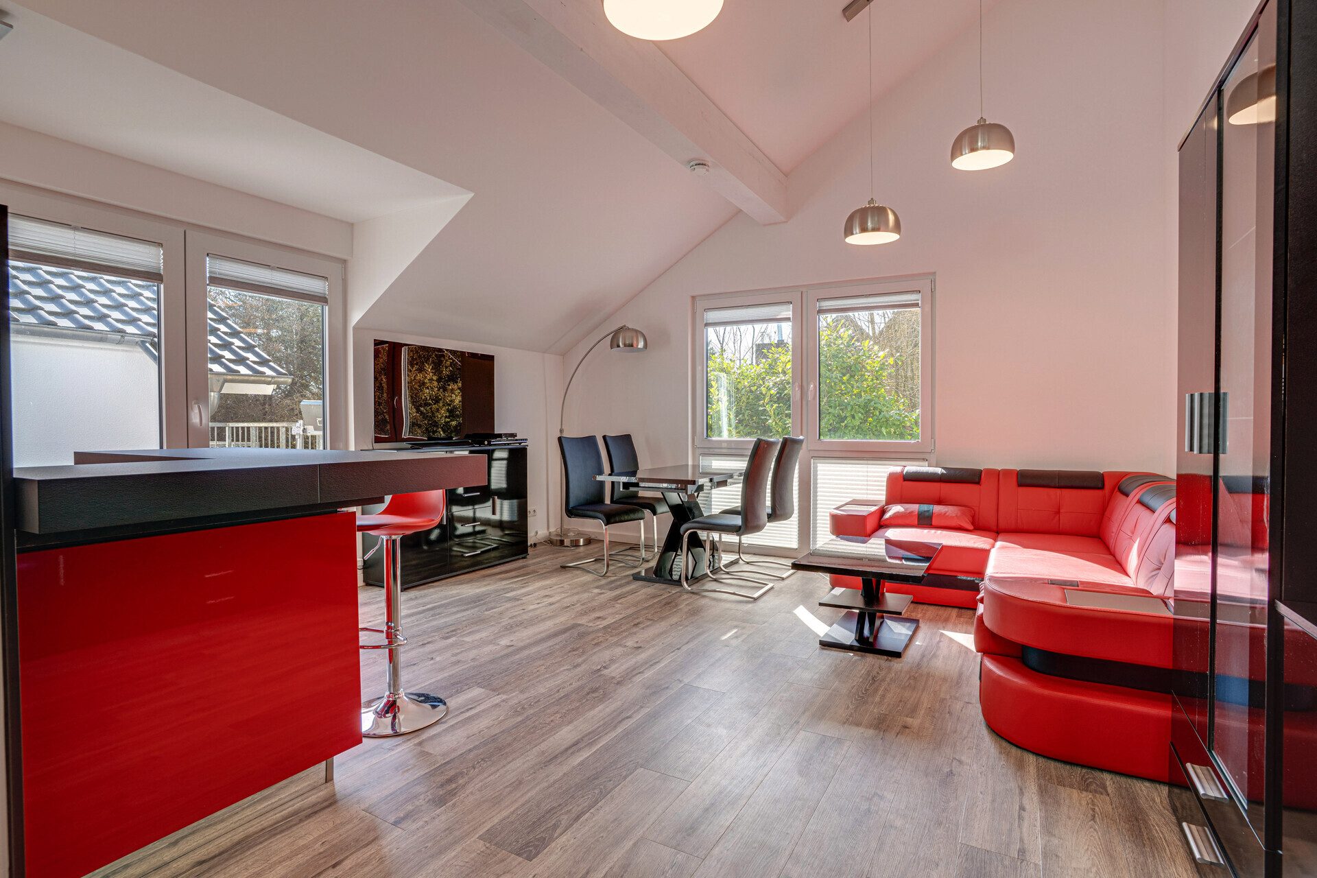 Immobilienangebot - Glücksburg - Alle - Neuwertige DG-Wohnung im Herzen Glücksburgs: 2 Zi., 65 qm, offene EBK, Dachterrasse, hohe Decken