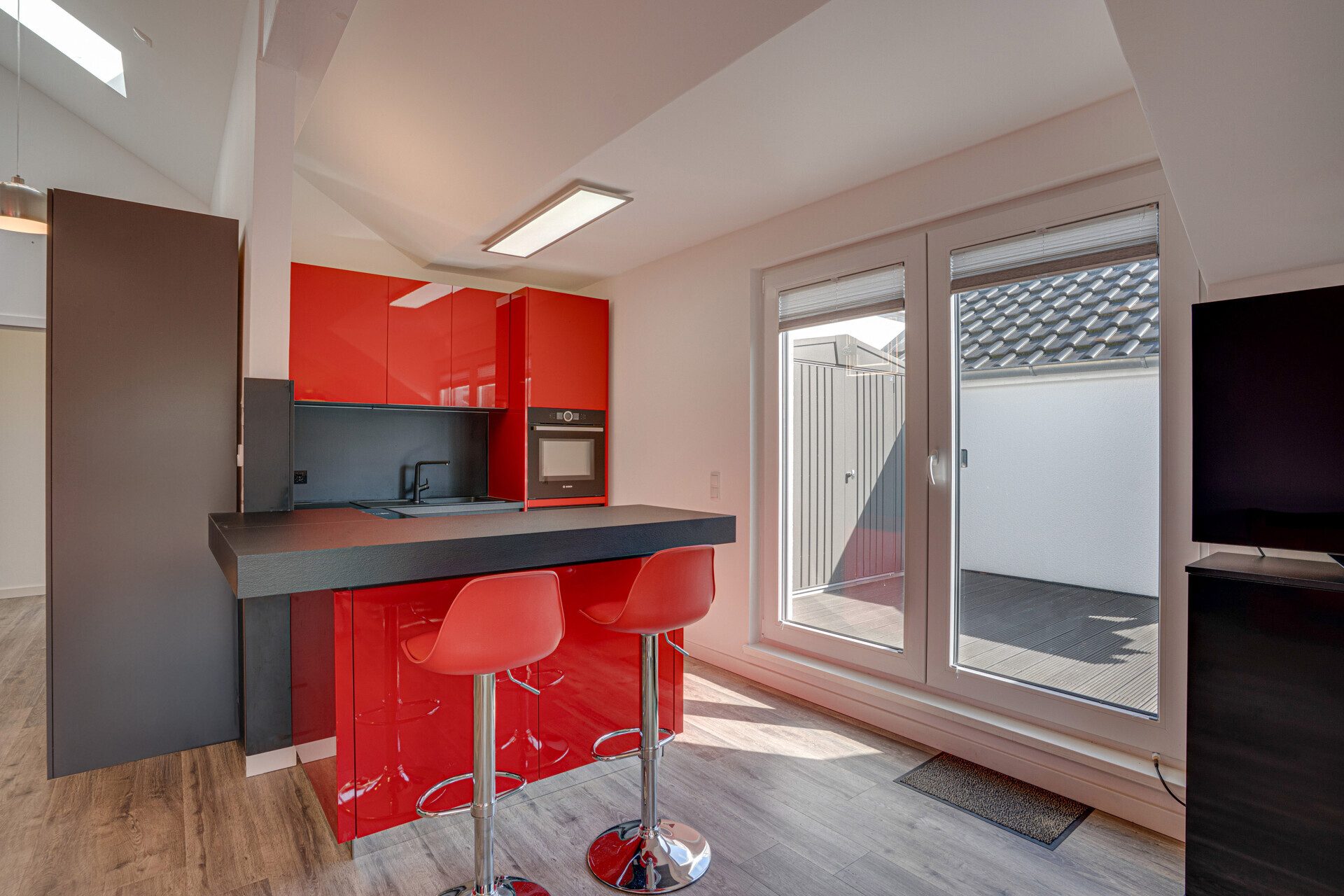Immobilienangebot - Glücksburg - Alle - Neuwertige DG-Wohnung im Herzen Glücksburgs: 2 Zi., 65 qm, offene EBK, Dachterrasse, hohe Decken