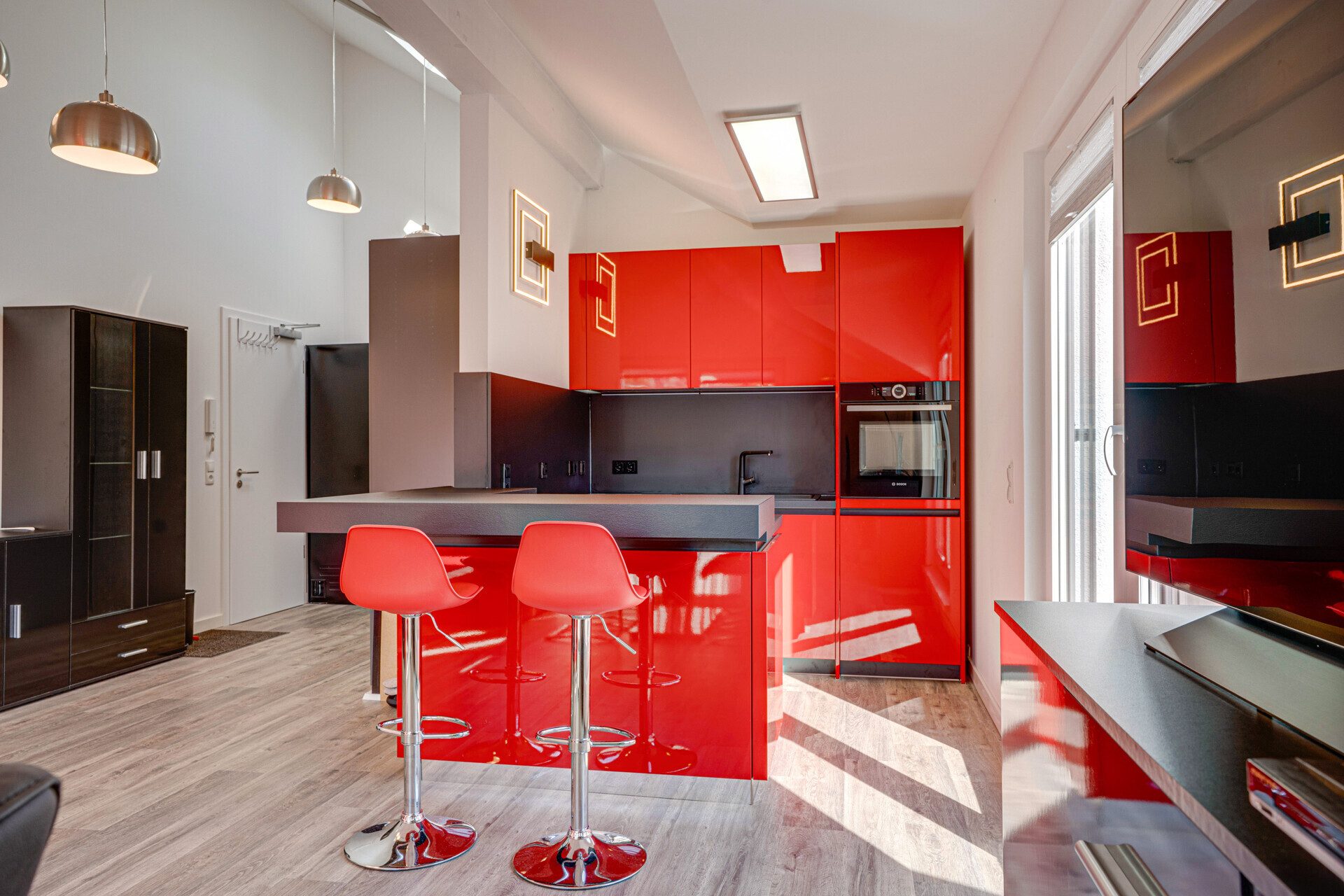 Immobilienangebot - Glücksburg - Alle - Neuwertige DG-Wohnung im Herzen Glücksburgs: 2 Zi., 65 qm, offene EBK, Dachterrasse, hohe Decken