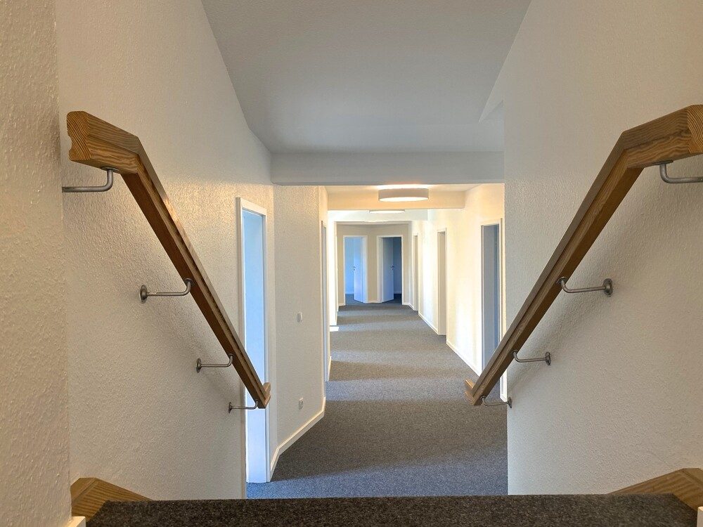 Immobilienangebot - Schleswig - Alle - Zentral in SL: Vollständig modernisierter Büroraum im DG mit 13 qm! Parkplatz vor Ort!