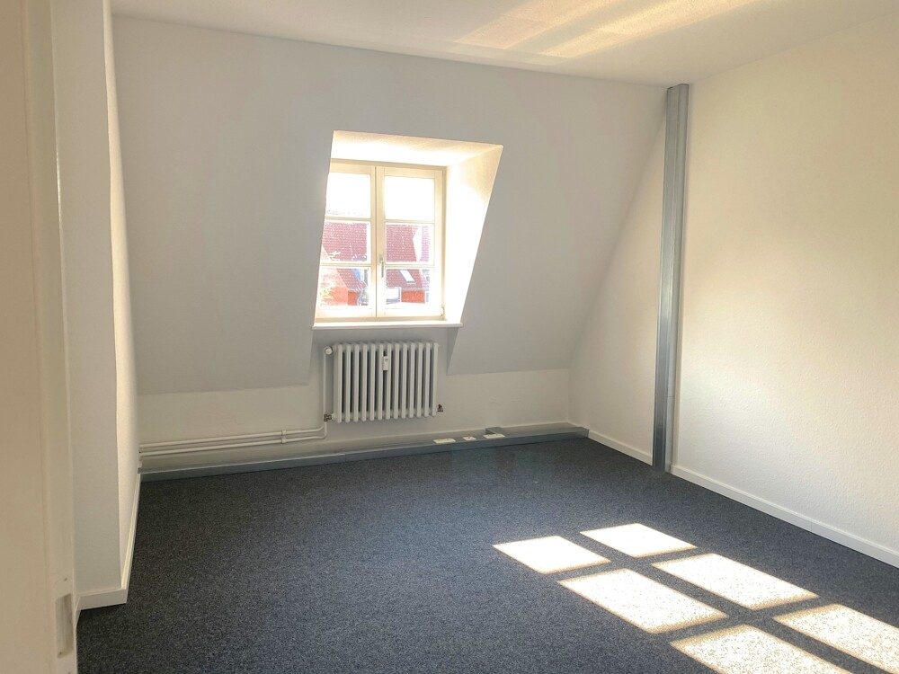Immobilienangebot - Schleswig - Alle - Zentral in SL: Vollständig modernisierter Büroraum im DG mit 13 qm! Parkplatz vor Ort!