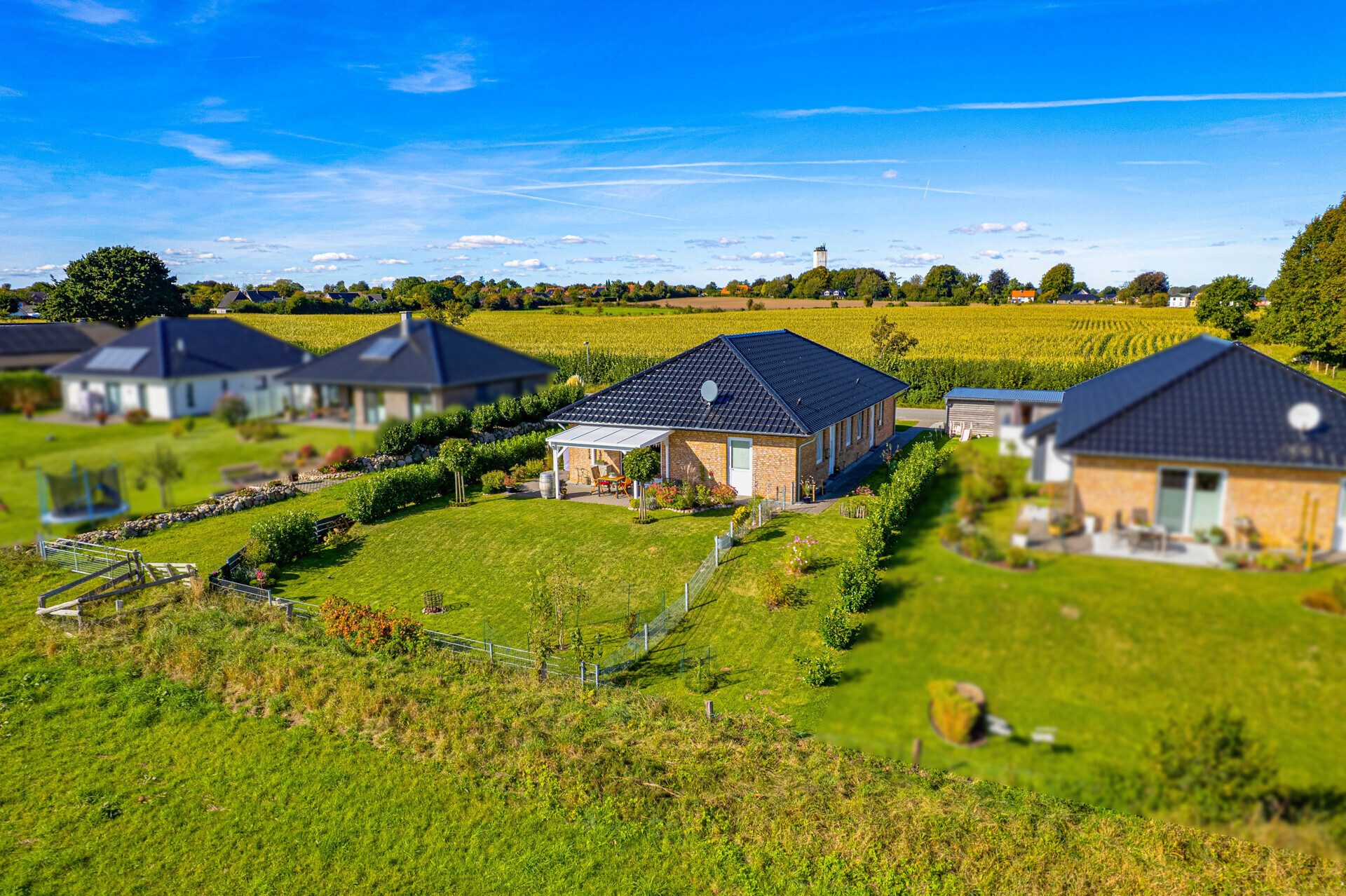 Immobilienangebot - Schaalby - Alle - Vermietetes Doppelhaus mit 2 WE, 142m² Wfl., KfW-55, Erdwärme & herrlichem Blick ins Grüne!