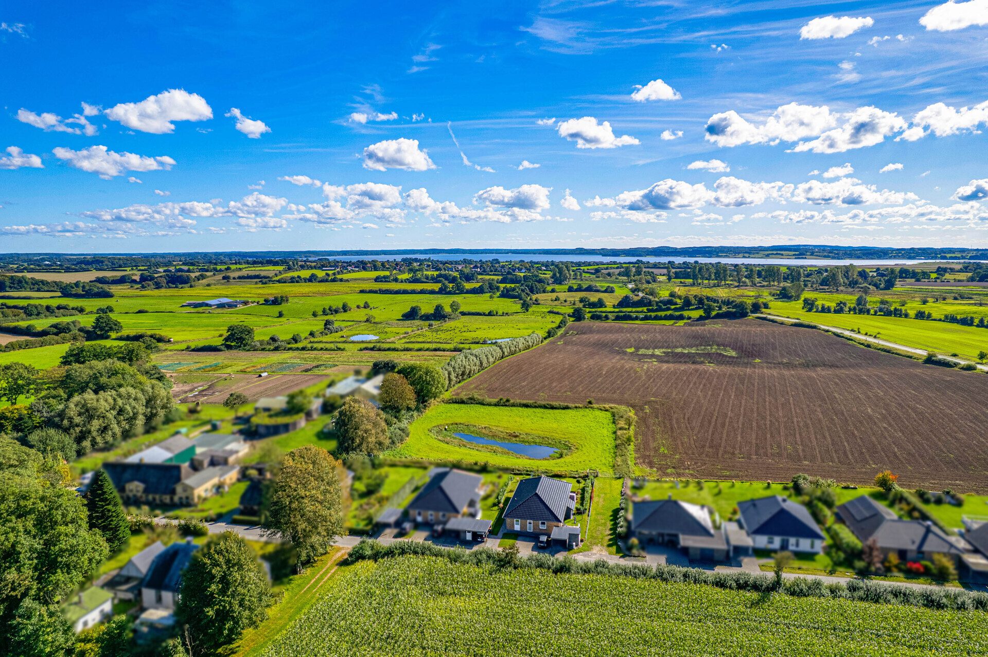 Immobilienangebot - Schaalby - Alle - Vermietetes Doppelhaus mit 2 WE, 142m² Wfl., KfW-55, Erdwärme & herrlichem Blick ins Grüne!