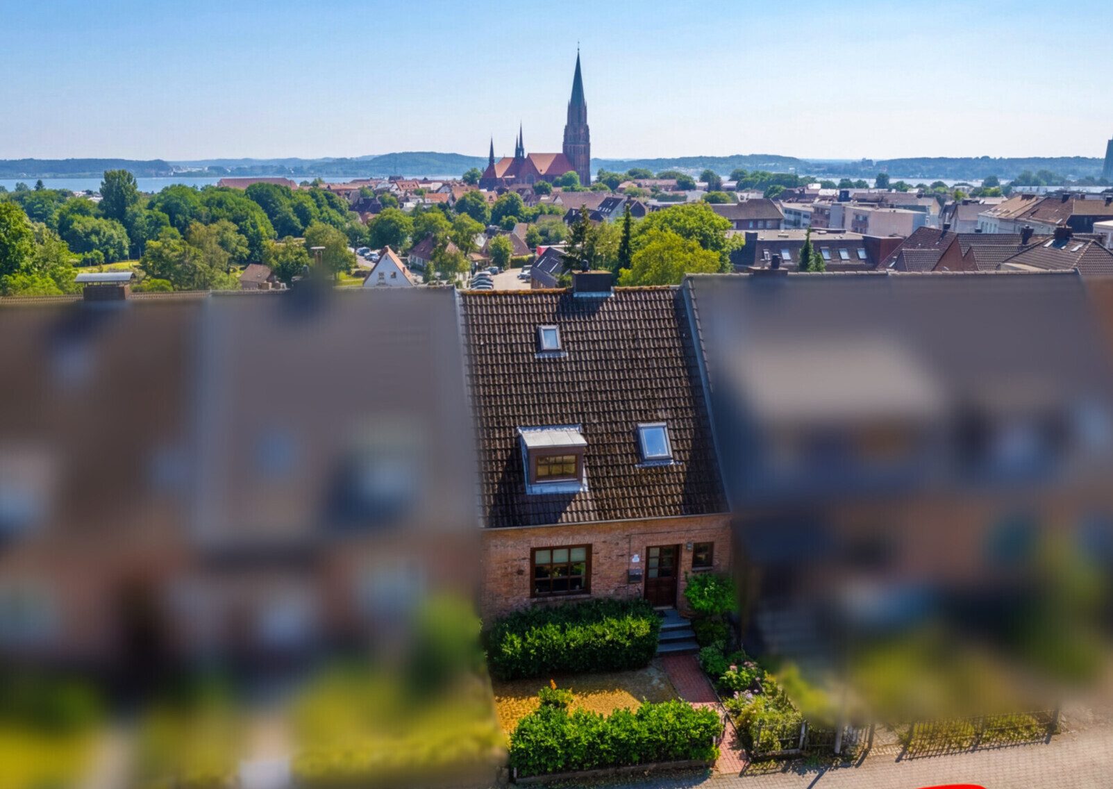 Immobilienangebot - Schleswig - Alle - Wohnen mit Schleiblick! Gepflegtes RMH mit ca. 100 m² Wfl., Süd-Balkon, Garten & 2 Stellplätzen!