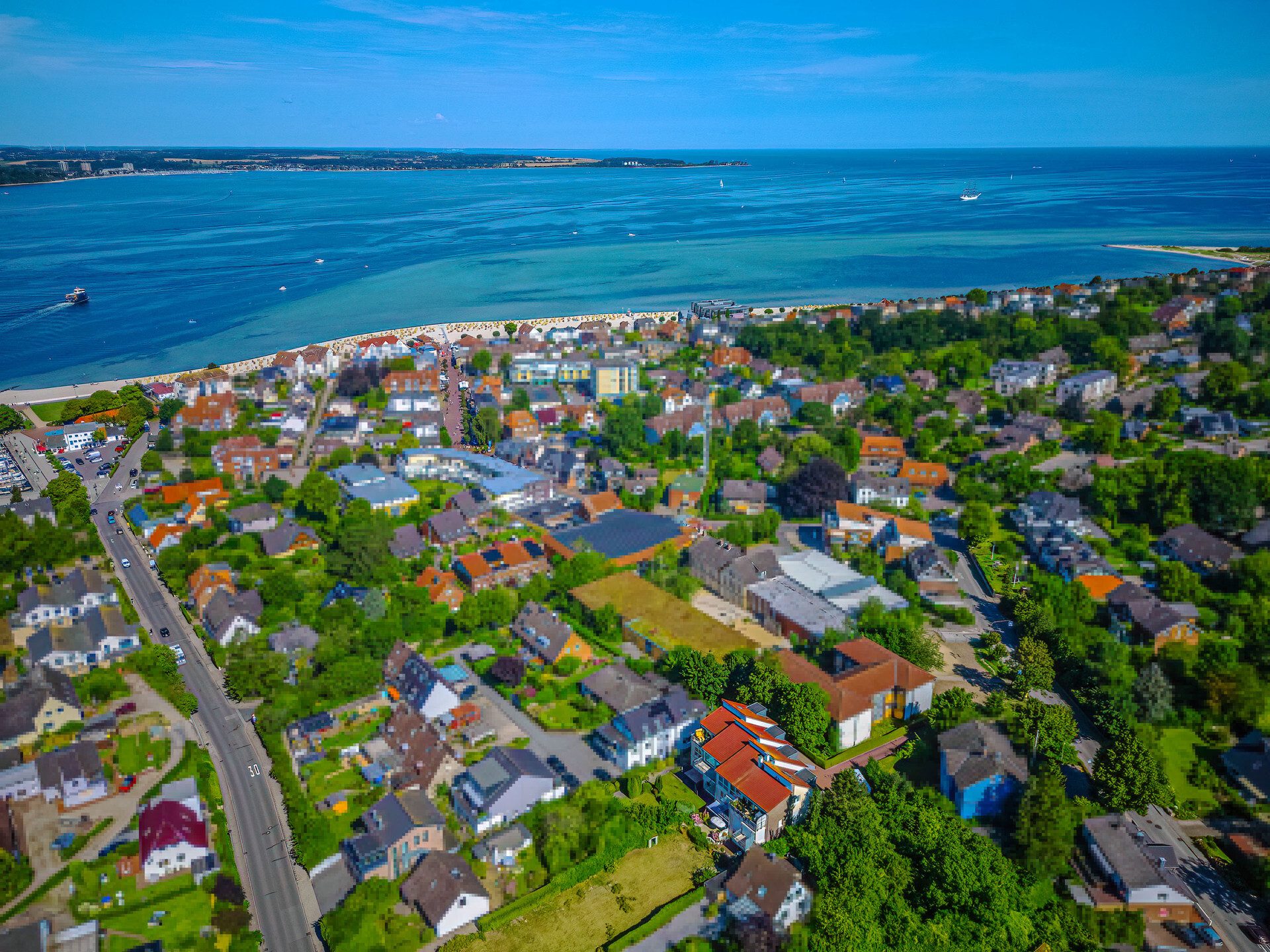 Immobilienangebot - Laboe - Alle - Nur wenige Meter bis zur Ostsee! Vermietete 2-Zi.-Whg. im EG mit TG-Stellplatz, Terrasse & Garten!