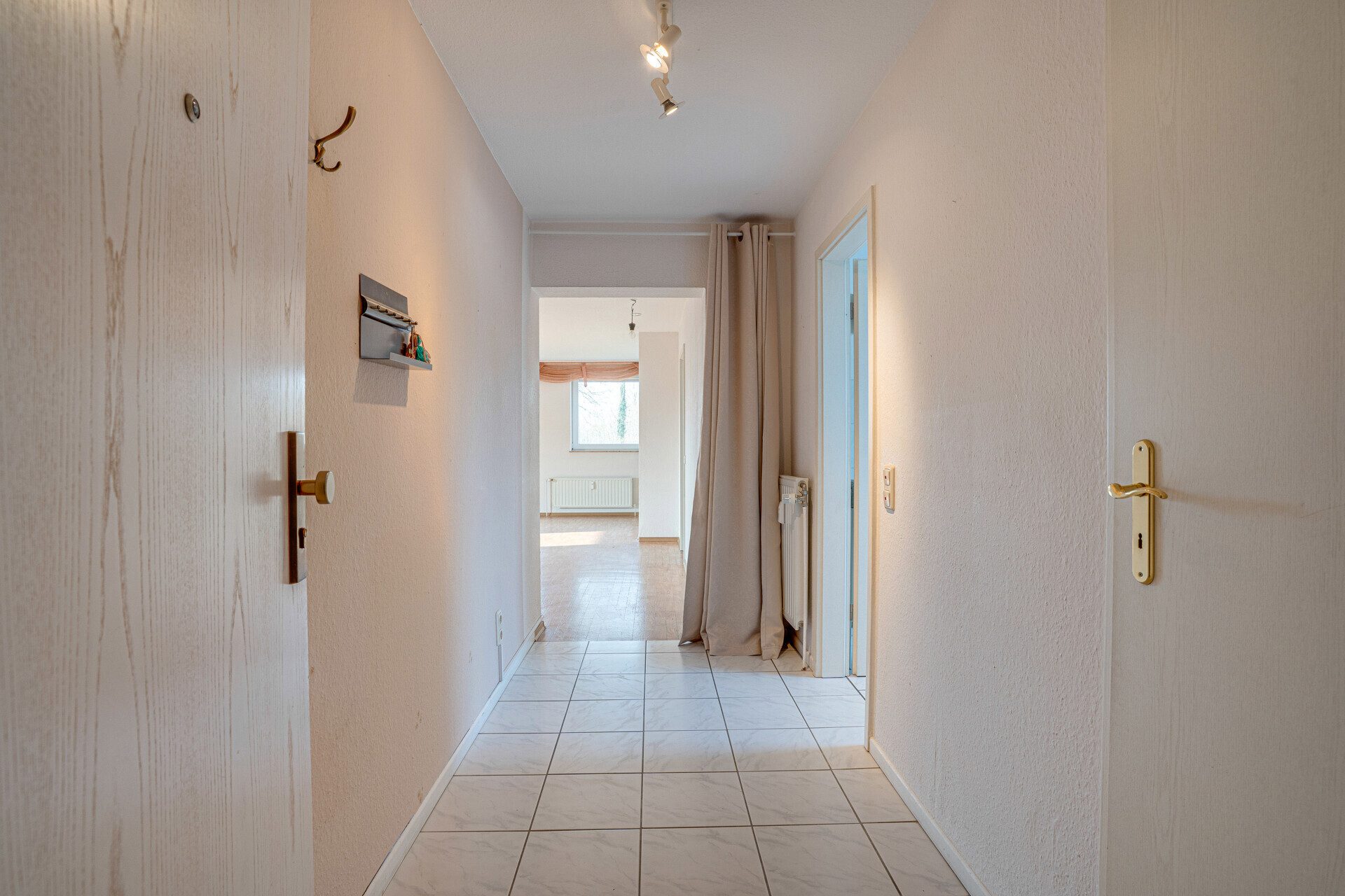 Immobilienangebot - Husby - Alle - Husby: Sonnige Dachgeschosswohnung mit großzügiger Raumaufteilung, Keller und Stellplatz