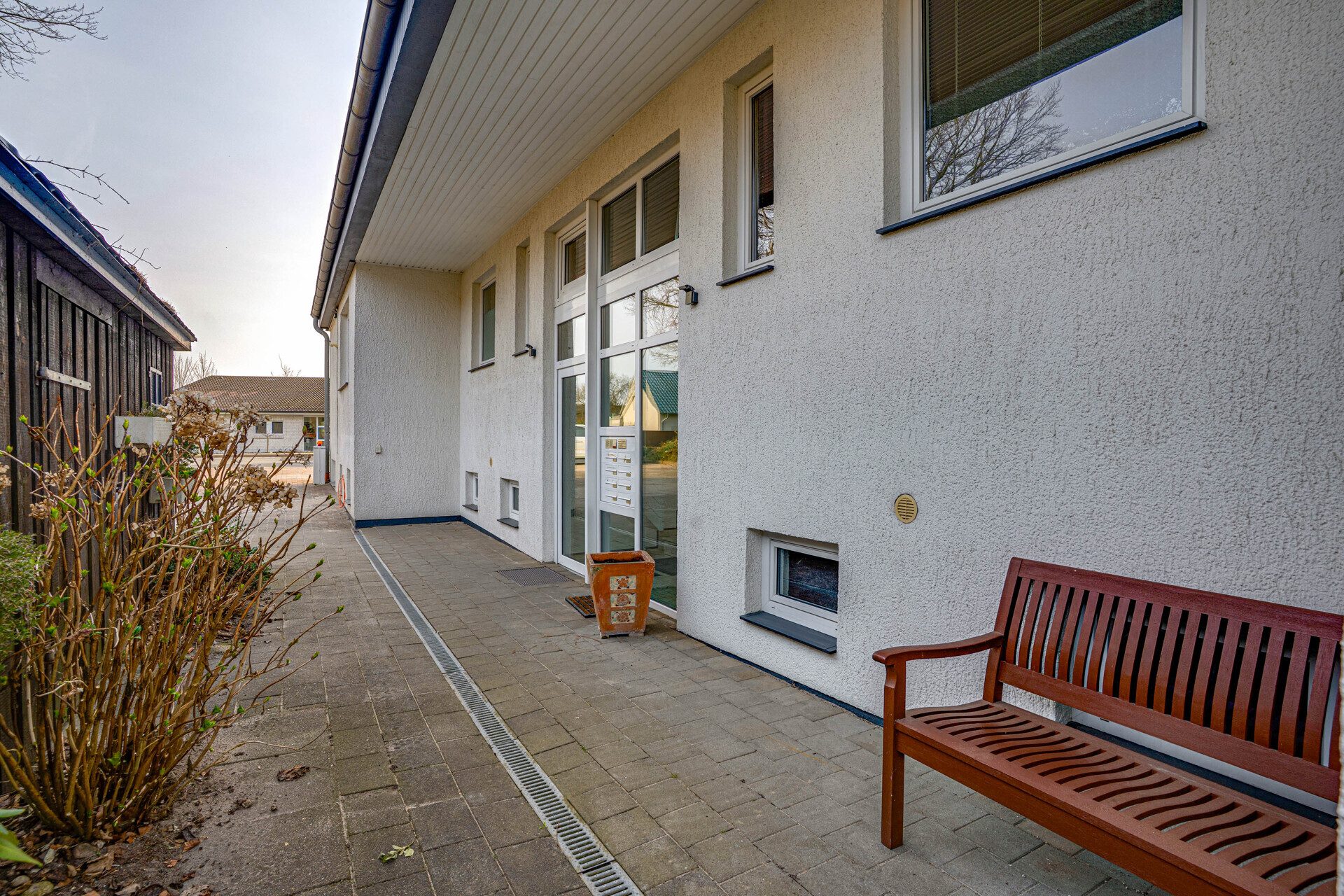 Immobilienangebot - Husby - Alle - Husby: Sonnige Dachgeschosswohnung mit großzügiger Raumaufteilung, Keller und Stellplatz