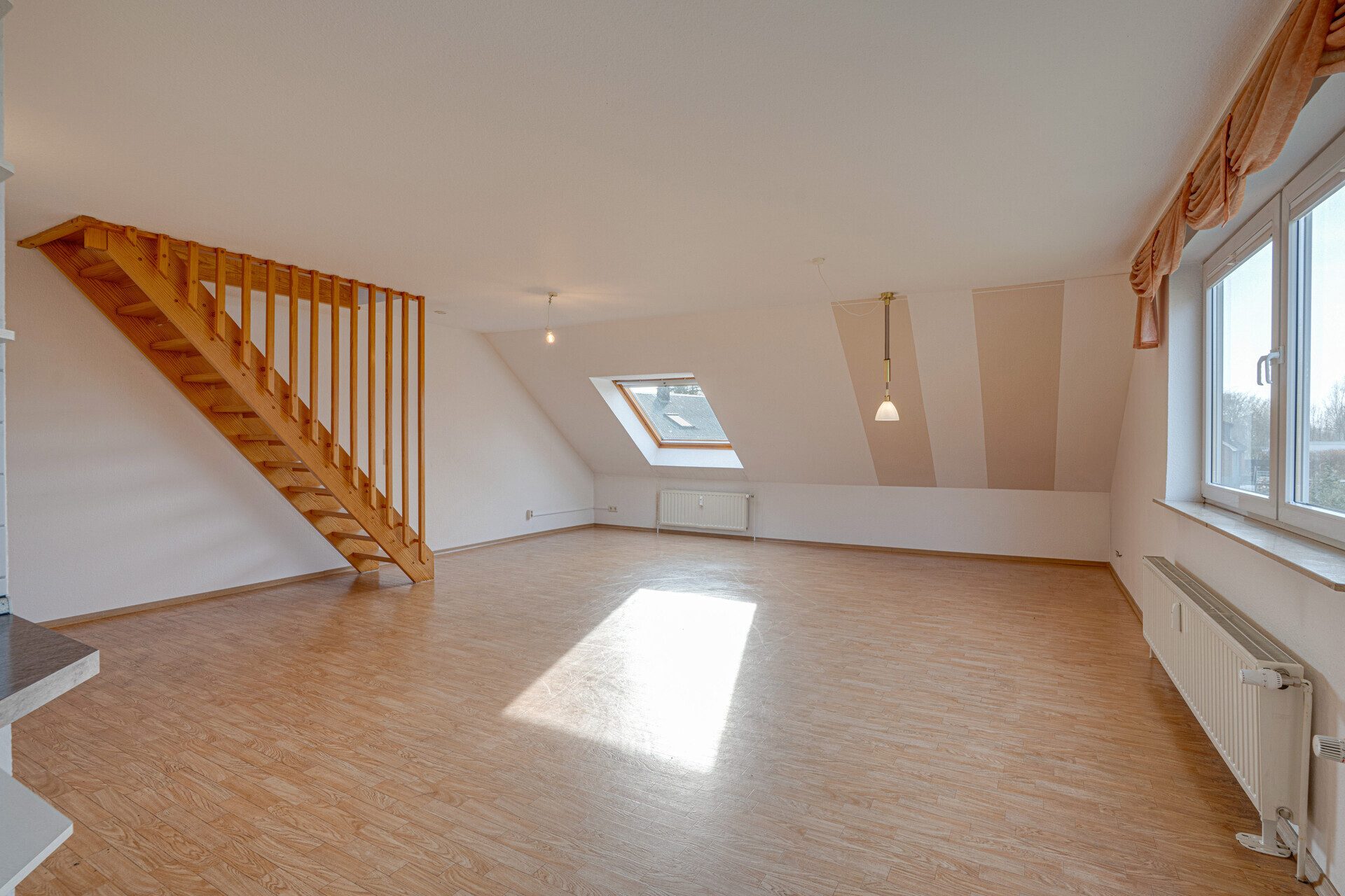 Immobilienangebot - Husby - Alle - Husby: Sonnige Dachgeschosswohnung mit großzügiger Raumaufteilung, Keller und Stellplatz
