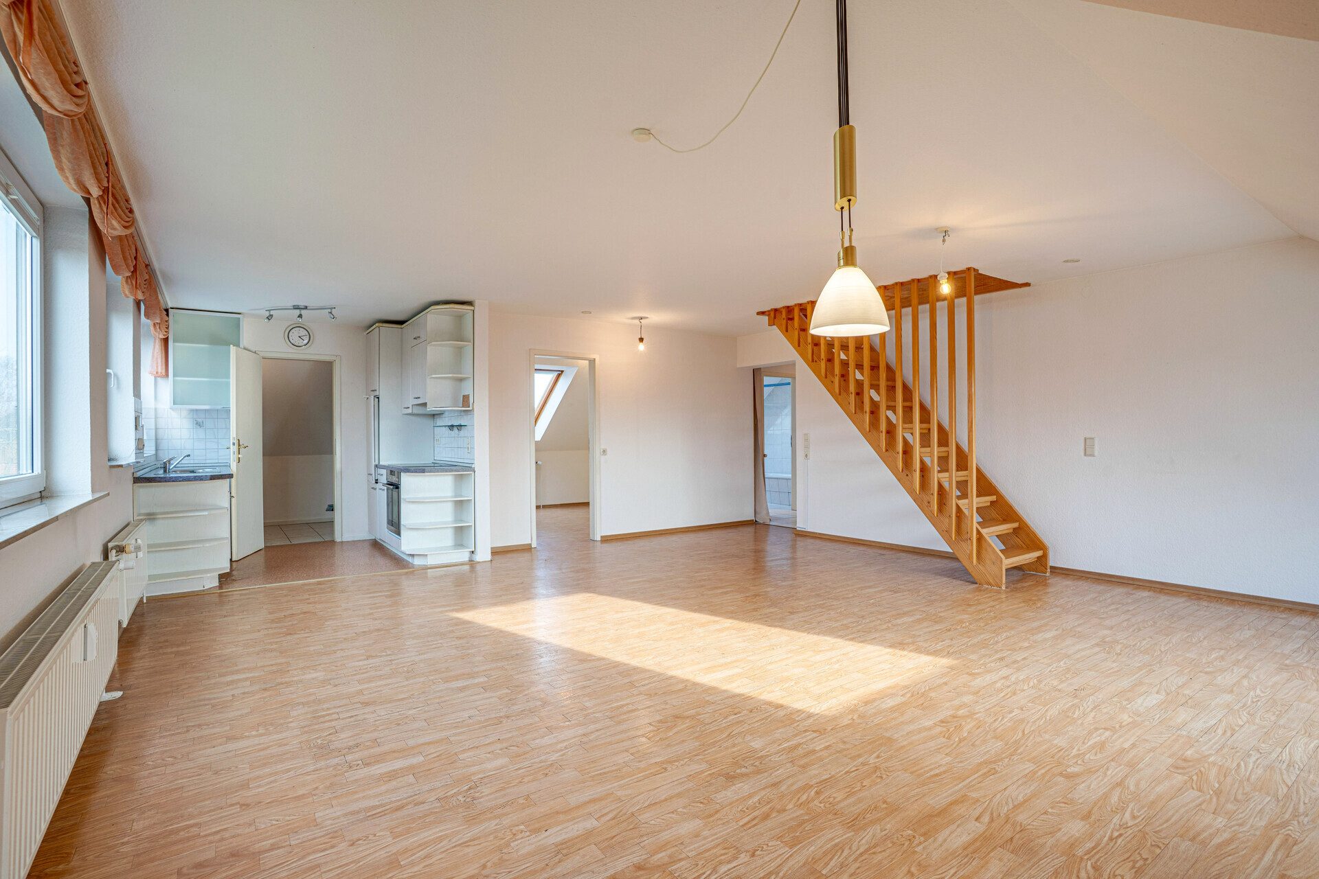 Immobilienangebot - Husby - Alle - Husby: Sonnige Dachgeschosswohnung mit großzügiger Raumaufteilung, Keller und Stellplatz