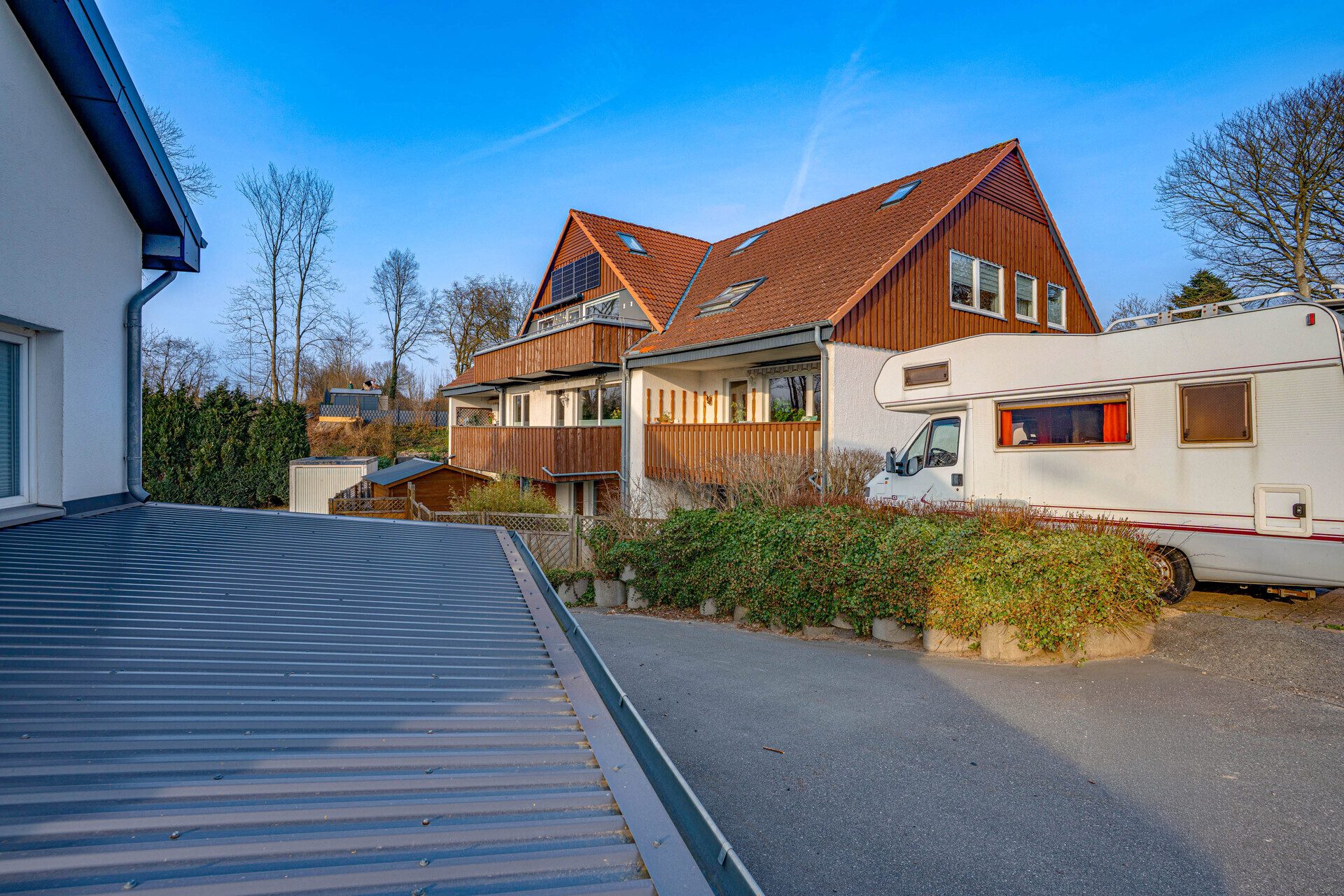 Immobilienangebot - Husby - Alle - Husby: Sonnige Dachgeschosswohnung mit großzügiger Raumaufteilung, Keller und Stellplatz
