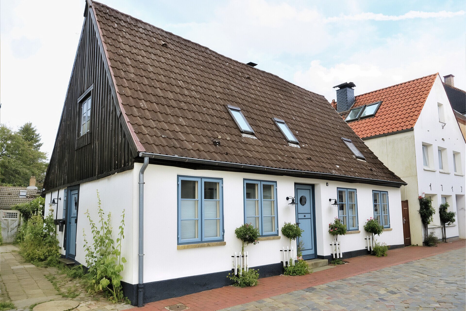 Immobilienangebot - Schleswig - Alle - Wohnen im historischen Holm: 2,5-Zi.-Maisonette-Whg. mit Gartenabteil, Schuppen & besonderem Charme!