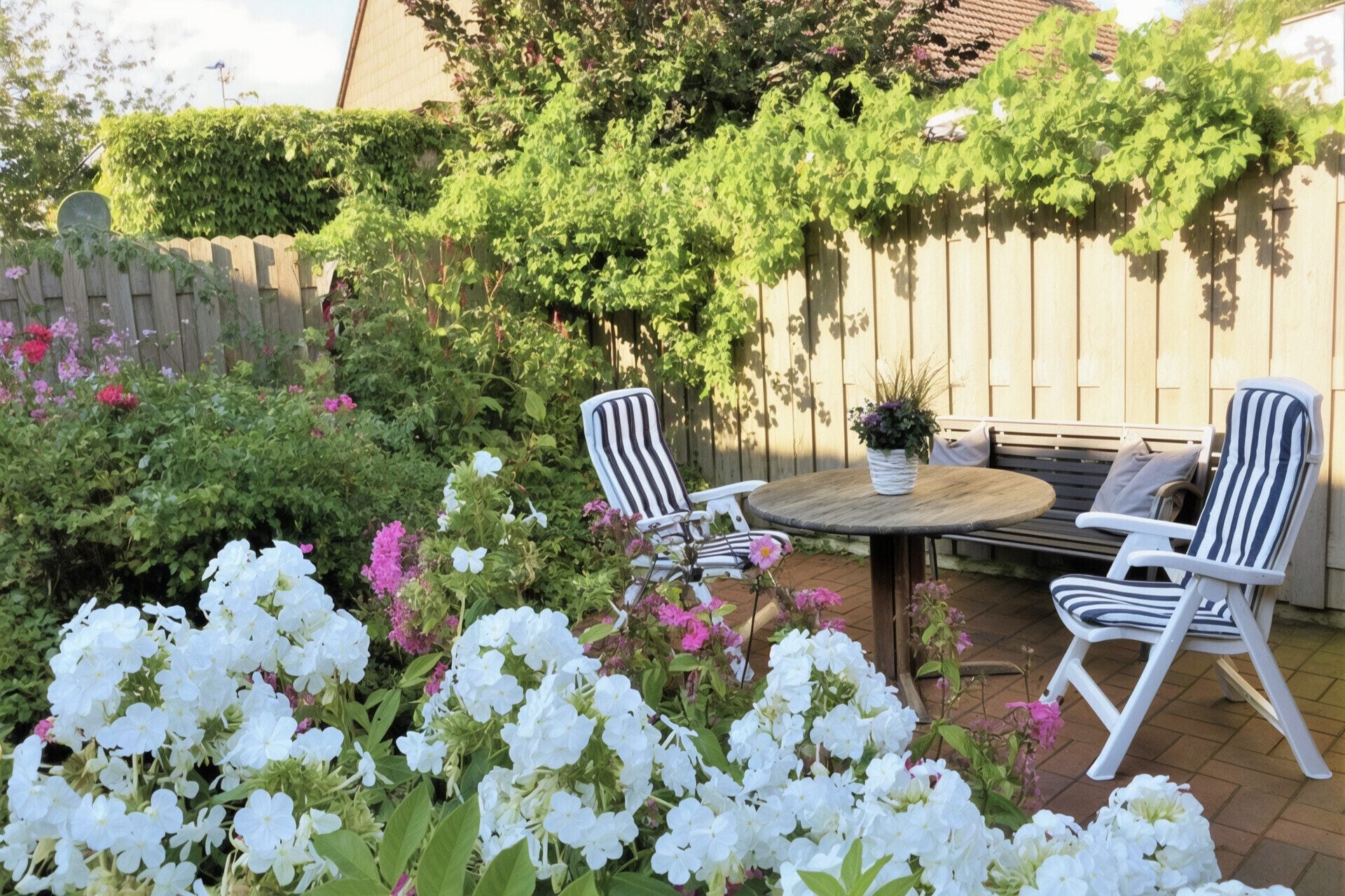 Immobilienangebot - Schleswig - Alle - Wohnen im historischen Holm: 2,5-Zi.-Maisonette-Whg. mit Gartenabteil, Schuppen & besonderem Charme!