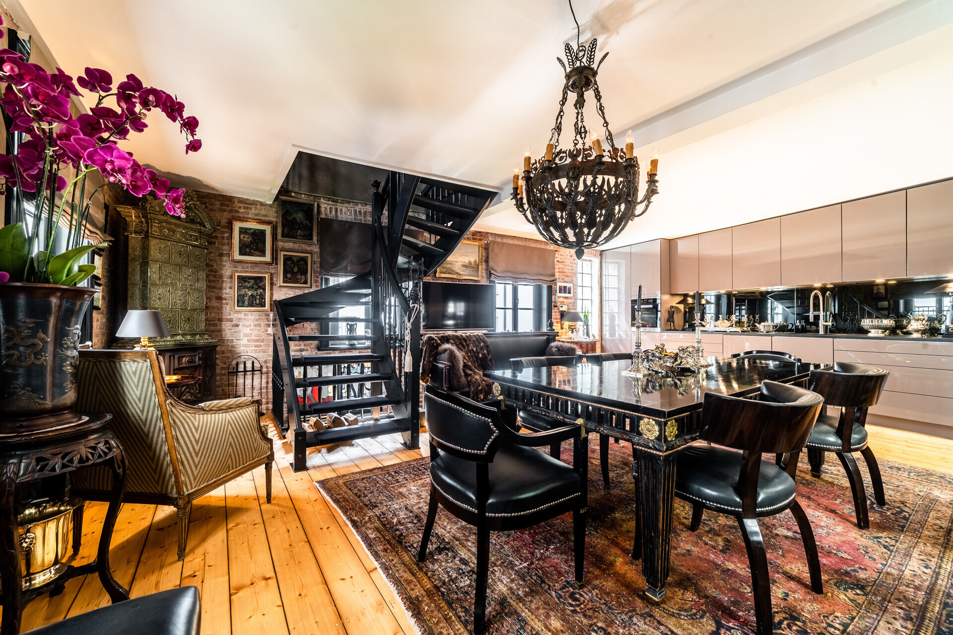 Immobilienangebot - Hamburg - Alle - Uhlenhorst: 4 Whg. frei verfügbar!
MFH + Stadthaus, 387 m² Wohnfl. + 96 m² Gewerbe + 106 m² Nutzfl.