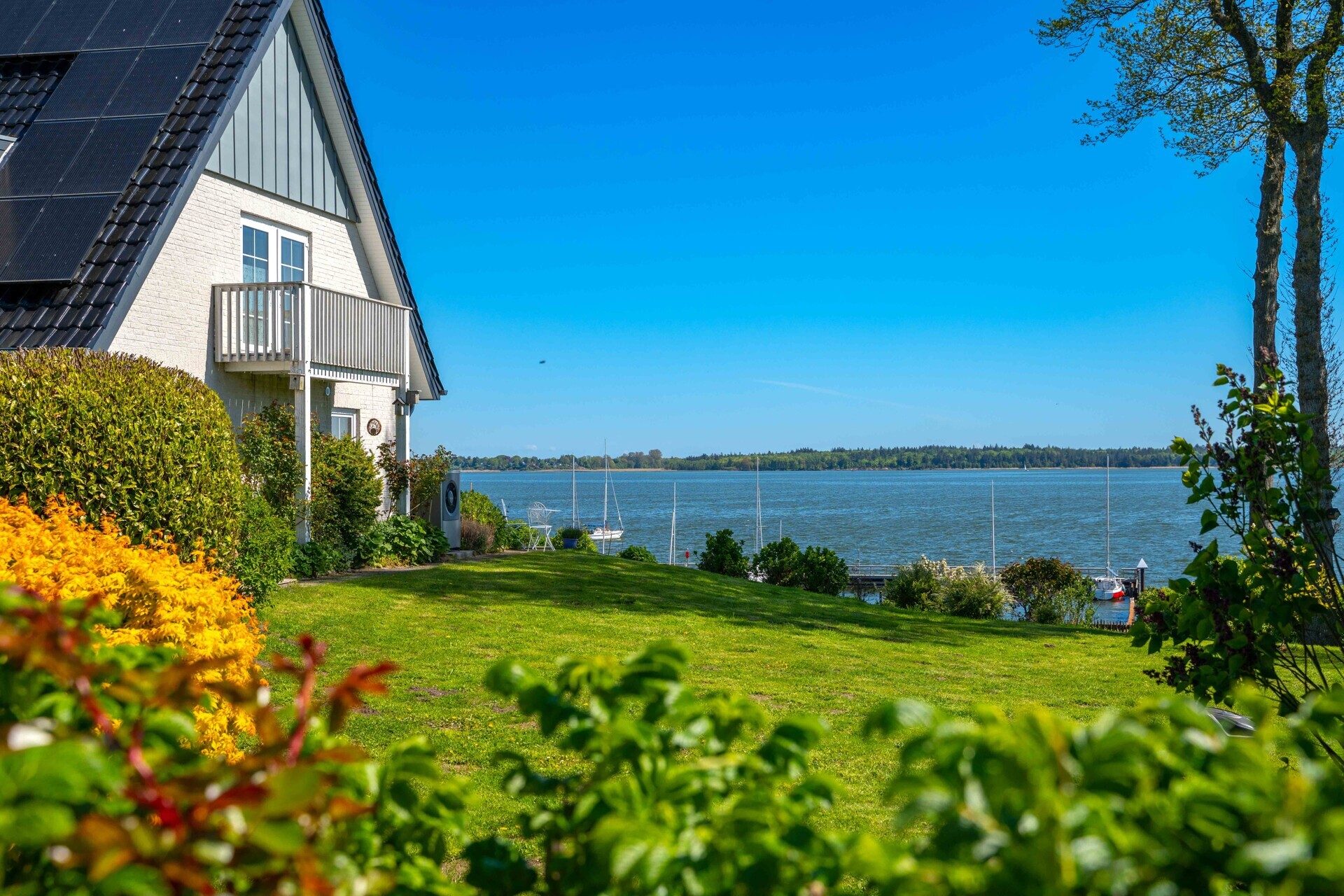 Immobilienangebot - Borgwedel - Alle - Wohnen an der Schlei
Ein Haus zwischen Wasser, Landschaft und Horizont