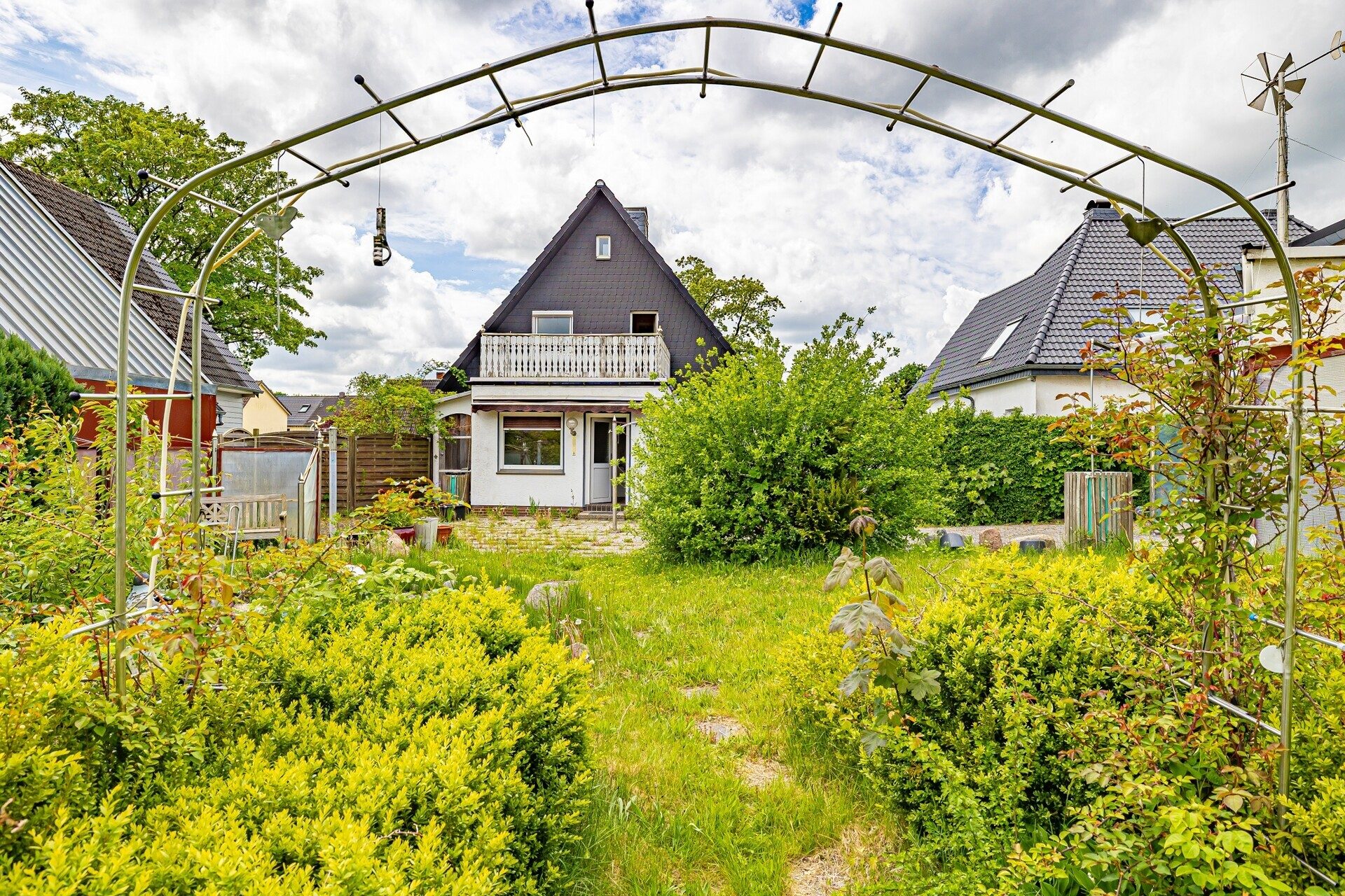 Immobilienangebot - Flensburg / Weiche - Alle - Charmantes EFH in FL/Weiche mit grüner Gartenidylle oder Potenzial als großzügige Baulücke!