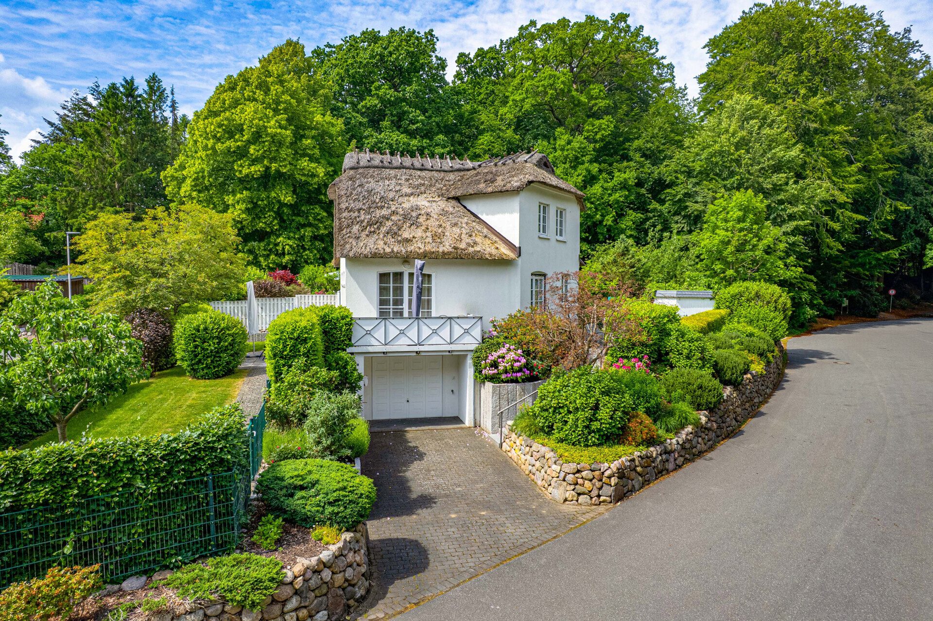 Immobilienangebot - Glücksburg - Alle - Glücksburg: Reetdachendhaus zum Verlieben – Wohnen zwischen Wald, Meer und Stadtkern