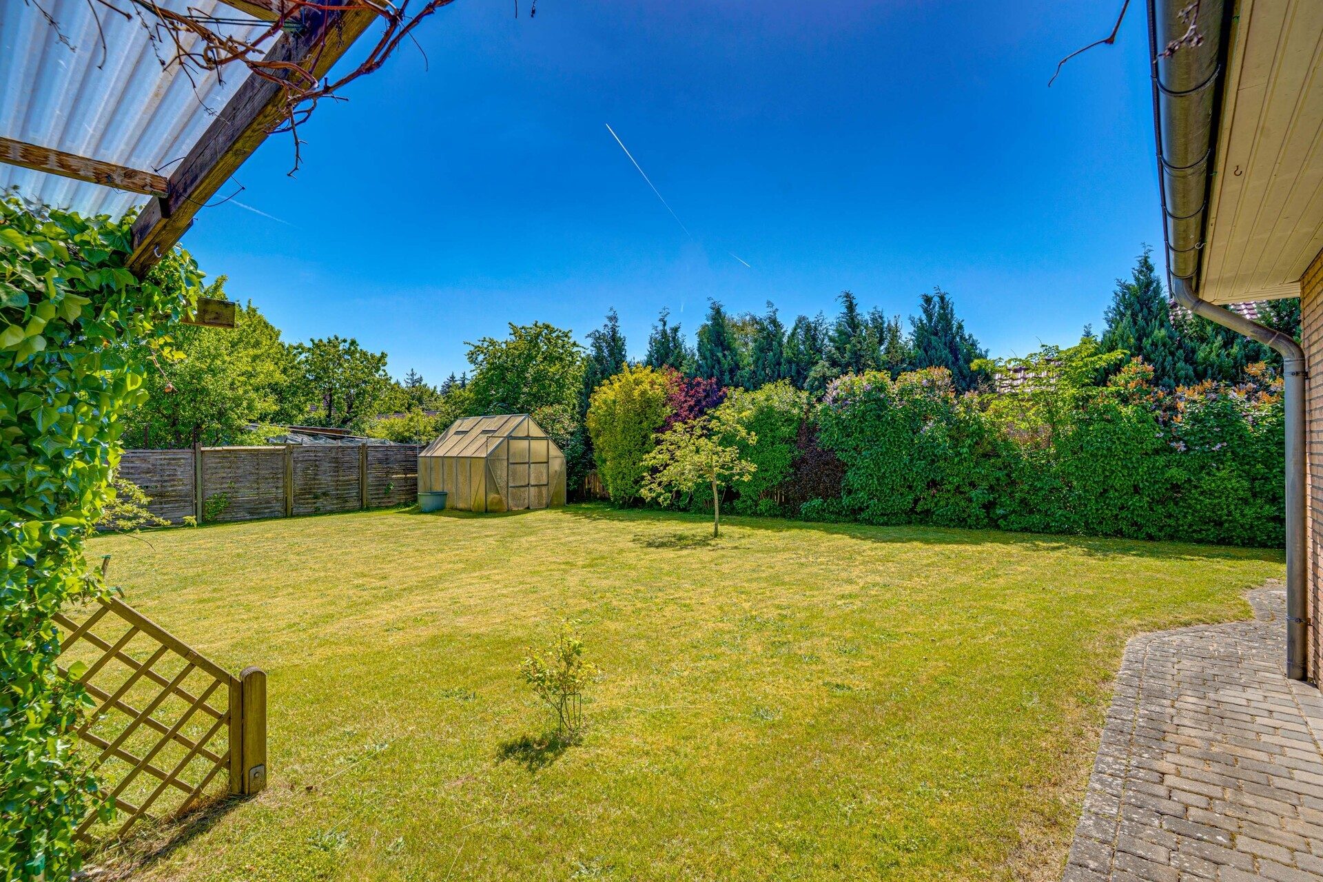 Immobilienangebot - Großenwiehe - Alle - Familienfreundlich & ruhig: Winkelbungalow mit 5 Zimmern, 157 m² Wohnfläche und 1.000 m² Grundstück