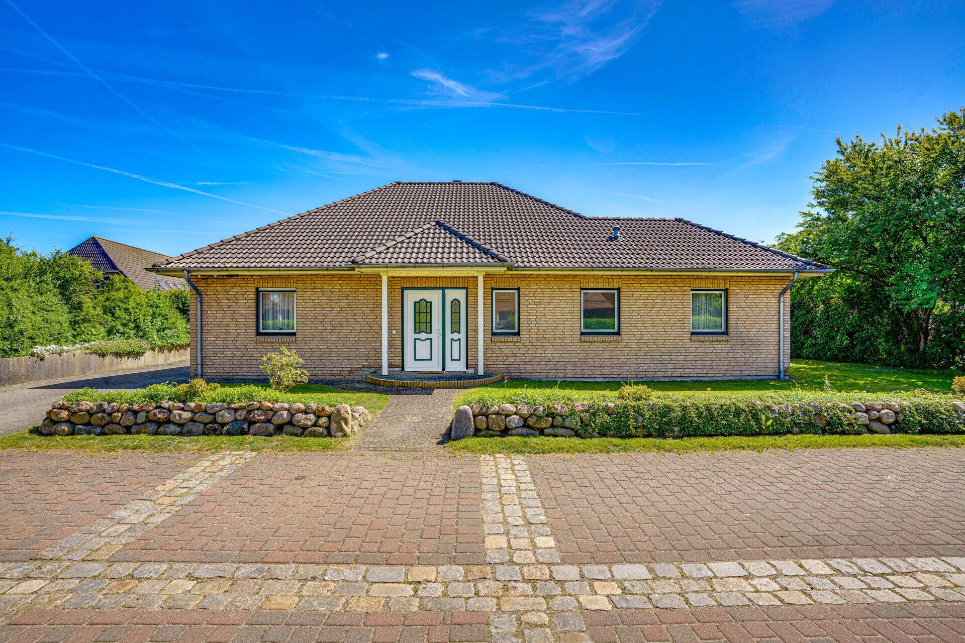 Immobilienangebot - Großenwiehe - Alle - Familienfreundlich & ruhig: Winkelbungalow mit 5 Zimmern, 157 m² Wohnfläche und 1.000 m² Grundstück