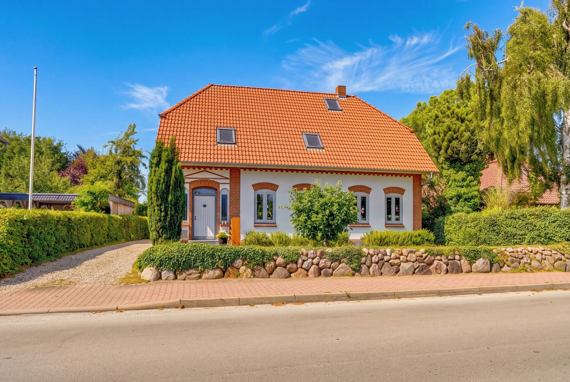 Immobilienangebot - Husby - Alle - Husby: Zeitlos schön – modernisiertes Haus von 1910 mit großem Gartengrundstück