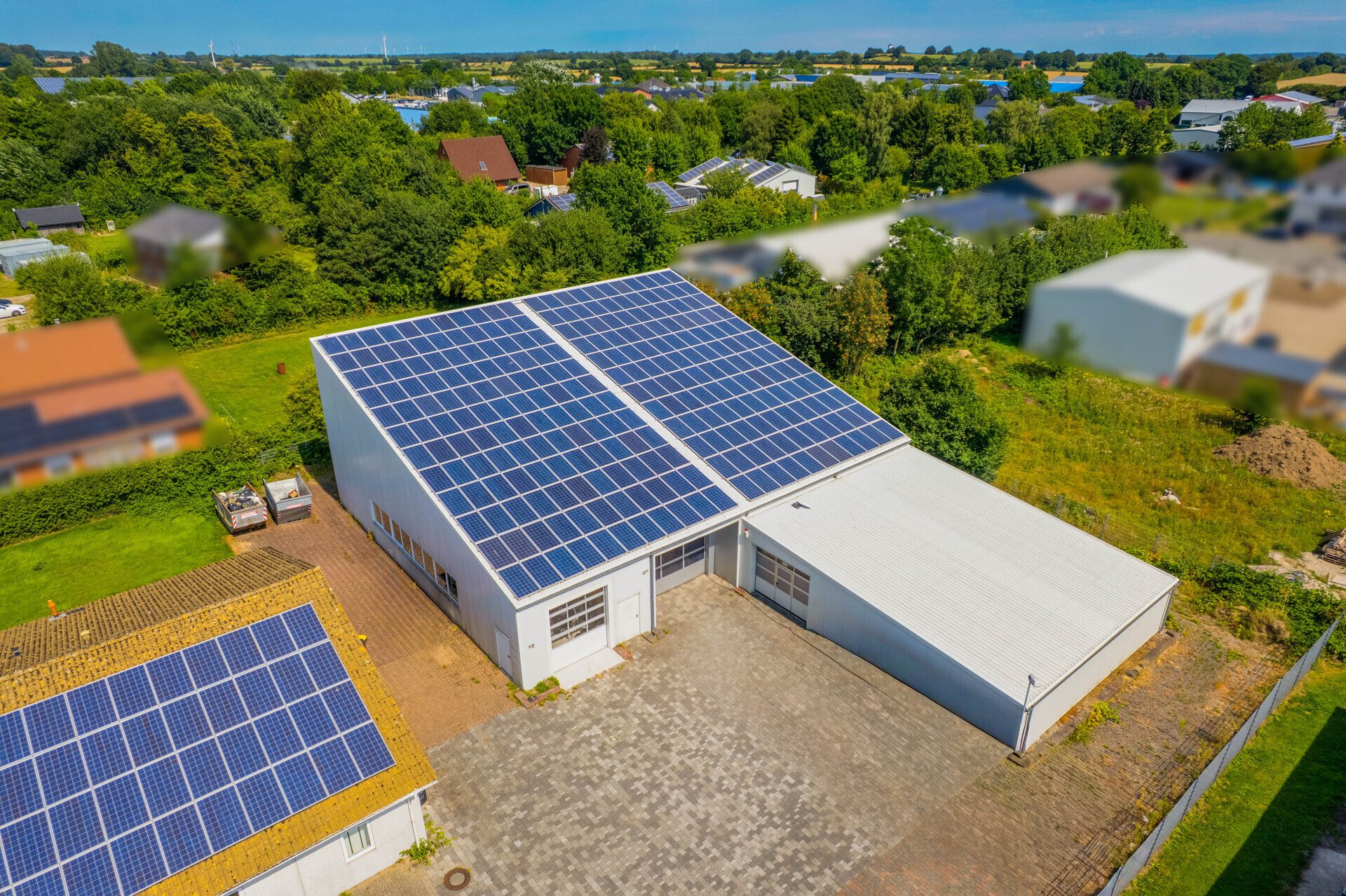 Immobilienangebot - Schleswig - Alle - Große PV-Anlage mit attraktiver Einspeisevergütung – vielseitige Hallen mit Wachstumspotenzial!