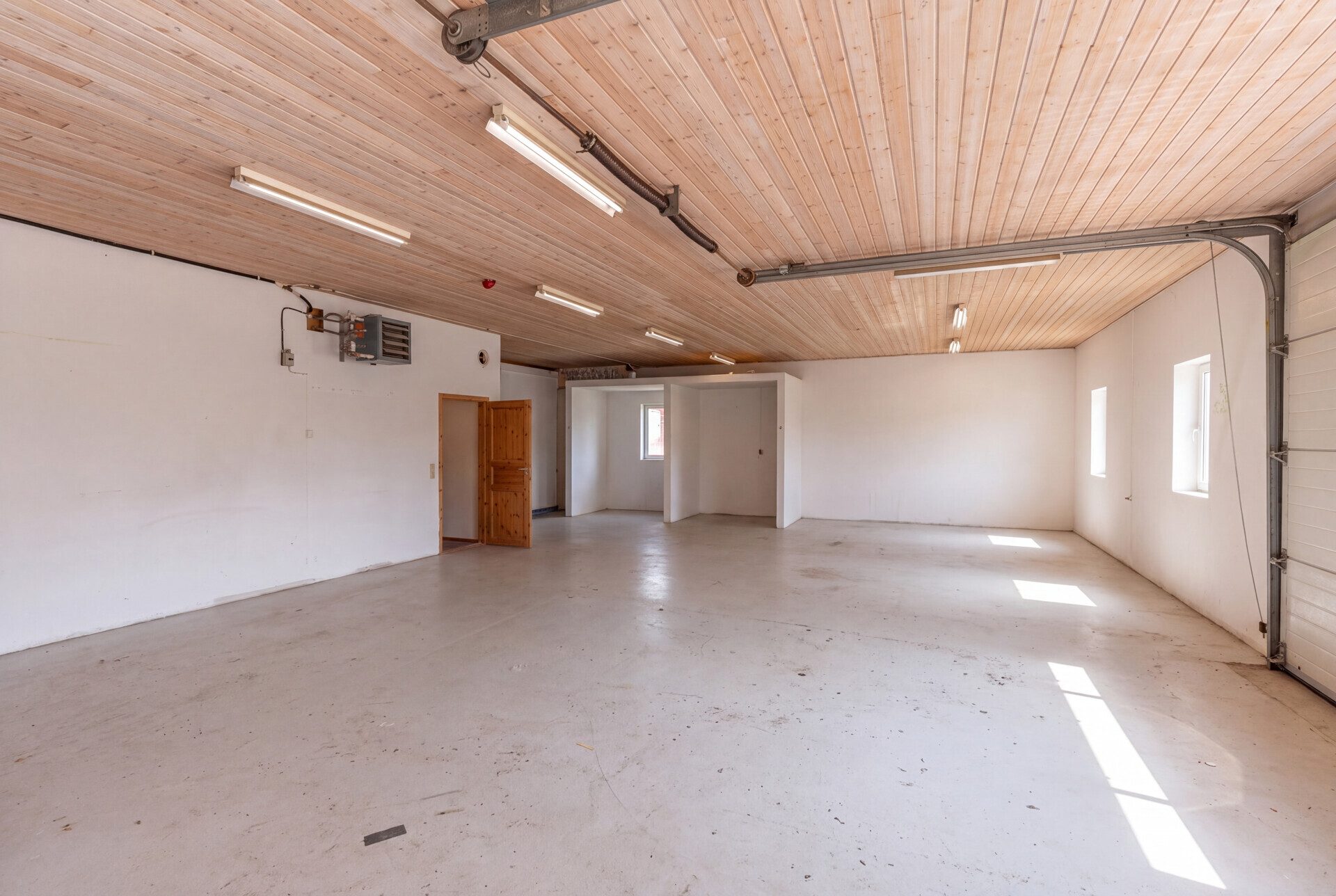 Immobilienangebot - Schleswig - Alle - Große PV-Anlage mit attraktiver Einspeisevergütung – vielseitige Hallen mit Wachstumspotenzial!
