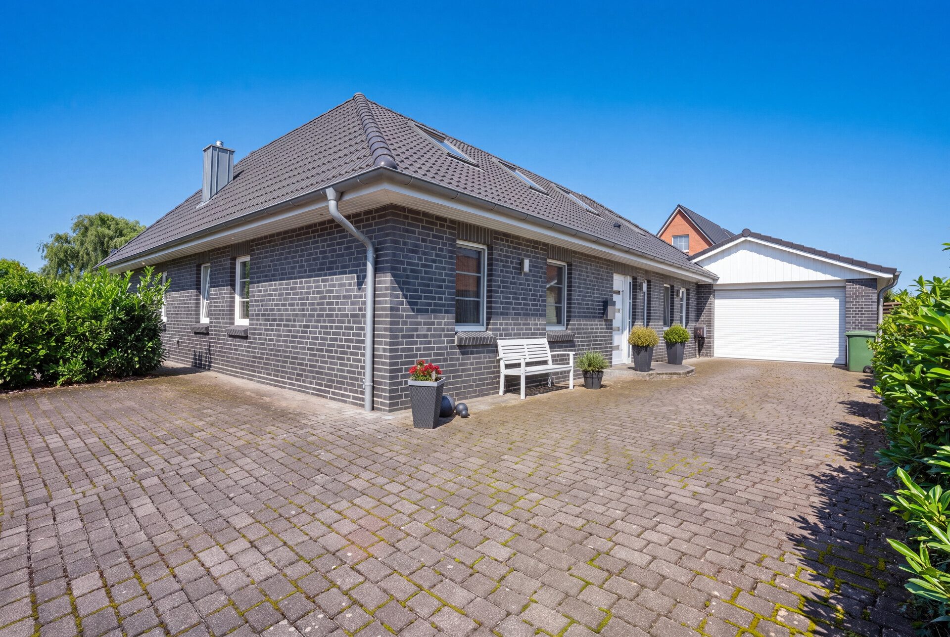 Immobilienangebot - Taarstedt / Scholderup - Alle - Modernes Design trifft Wohnqualität: EFH mit Kamin, Solarthermie, Wallbox & großzügiger Doppelgarage
