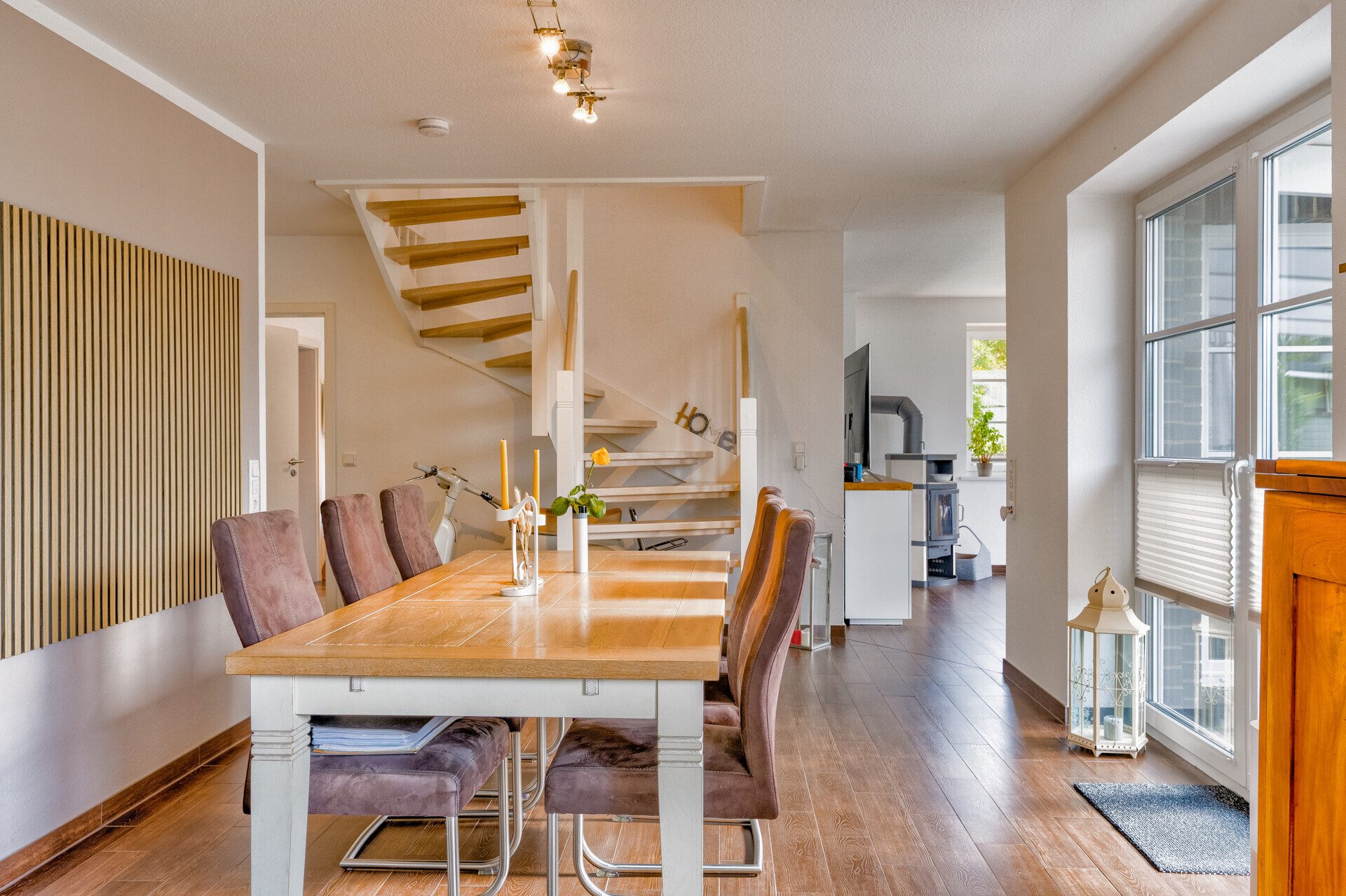 Immobilienangebot - Taarstedt / Scholderup - Alle - Modernes Design trifft Wohnqualität: EFH mit Kamin, Solarthermie, Wallbox & großzügiger Doppelgarage
