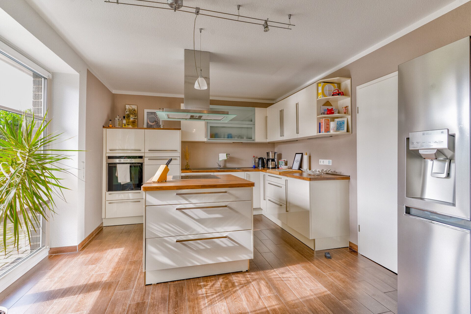 Immobilienangebot - Taarstedt / Scholderup - Alle - Modernes Design trifft Wohnqualität: EFH mit Kamin, Solarthermie, Wallbox & großzügiger Doppelgarage