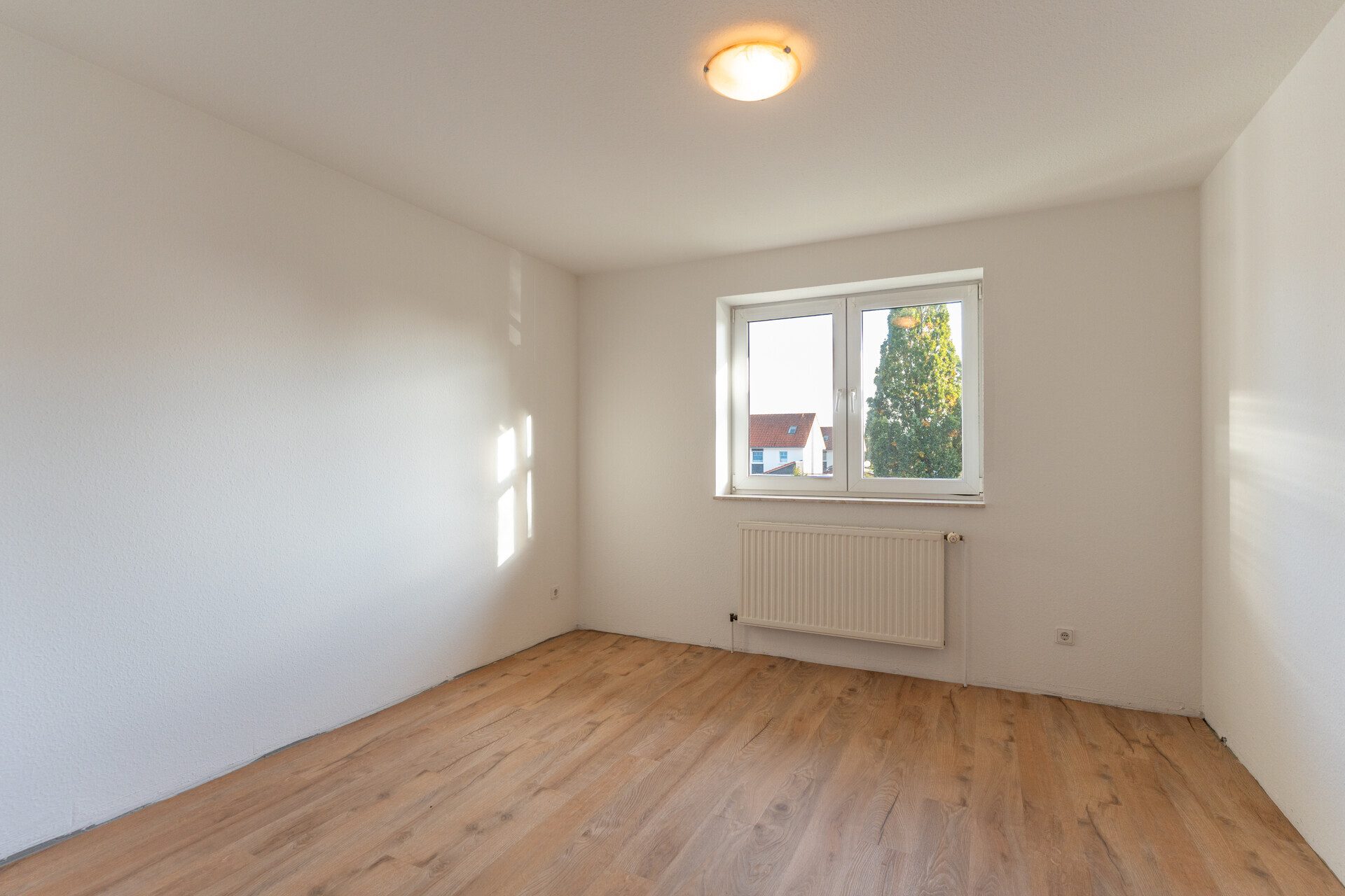 Immobilienangebot - Flensburg - Alle - Sonnige Aussichten in Engelsby: 3-Zi.-ETW mit großzügigem Südbalkon & TG-Stellplatz in Top-Lage!