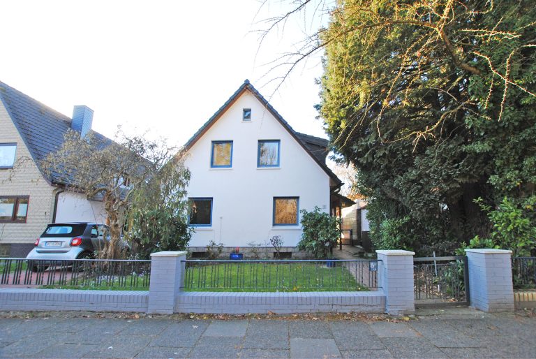 Immobilienangebot - Hamburg - Alle - Einfamilienhaus mit Kaminofen, Keller und 700qm-Grundstück  im grünen Schnelsen