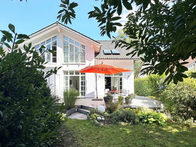 Immobilienangebot - Kleinmachnow - Alle - Besondere Doppelhaushälfte mit viel Platz zum Wohnen, Arbeiten und Entspannen mit Traumgarten
