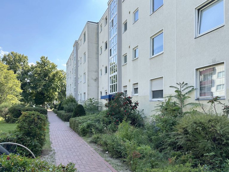 Immobilienangebot - Berlin / Buckow - Alle - Sanierungsbedürftige Hochparterrewohnung mit Balkon in gepflegter Eigentumswohnanlage