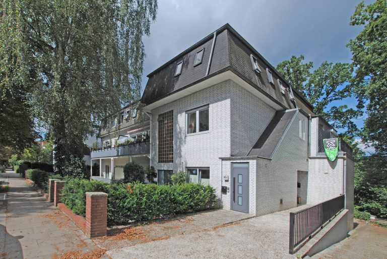 Immobilienangebot - Hamburg / Ohlsdorf - Alle - Außergewöhnliche Maisonette-Wohnung in Bestlage 
inkl. Stellplatz und privatem Zugang zum Alstertal
