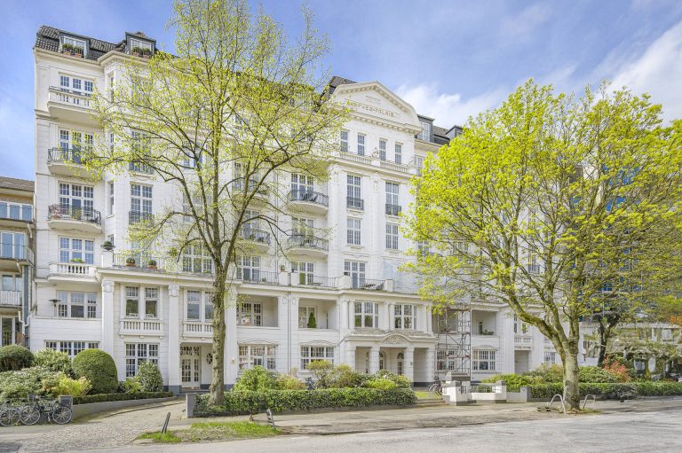 Immobilienangebot - Hamburg - Alle - Hofweg Palais - Altbau ETW im Erdgeschoss mit sonnigem Garten und Terrasse