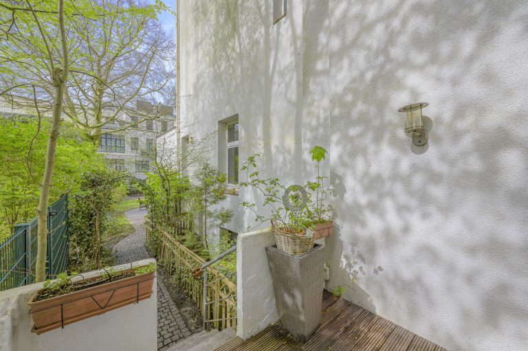 Immobilienangebot - Hamburg - Alle - Hofweg Palais - Altbau ETW im Erdgeschoss mit sonnigem Garten und Terrasse