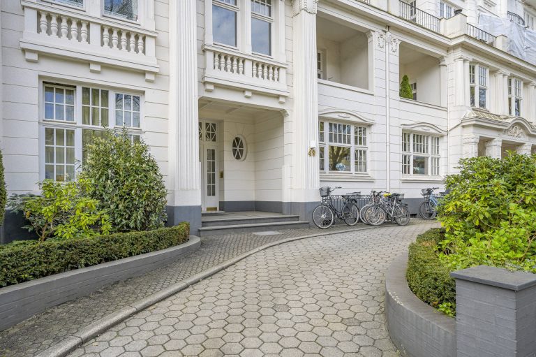 Immobilienangebot - Hamburg - Alle - Hofweg Palais - Altbau ETW im Erdgeschoss mit sonnigem Garten und Terrasse