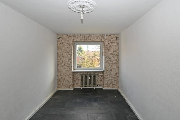 Immobilienangebot - Hamburg Billstedt - Alle - Sanierungsbedürftige 2,5-Zimmer-Wohnung in zentraler Lage von Hamburg-Billstedt mit Stellplatz!