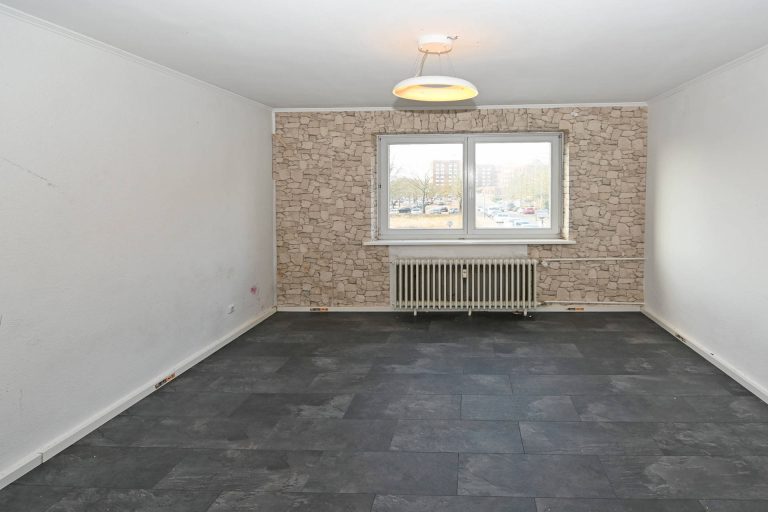 Immobilienangebot - Hamburg Billstedt - Alle - Sanierungsbedürftige 2,5-Zimmer-Wohnung in zentraler Lage von Hamburg-Billstedt mit Stellplatz!