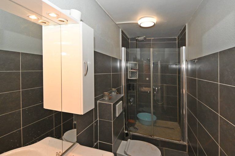 Immobilienangebot - Hamburg Billstedt - Alle - Sanierungsbedürftige 2,5-Zimmer-Wohnung in zentraler Lage von Hamburg-Billstedt mit Stellplatz!