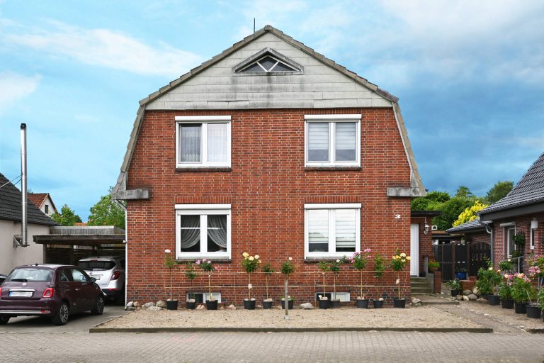 Immobilienangebot - Uetersen - Alle - Im Herzen von Uetersen: Großzügiges Einfamilienhaus mit vielseitig angelegtem Garten und PKW-Carport