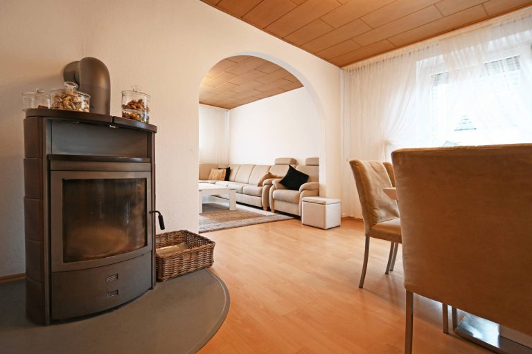Immobilienangebot - Uetersen - Alle - Im Herzen von Uetersen: Großzügiges Einfamilienhaus mit vielseitig angelegtem Garten und PKW-Carport